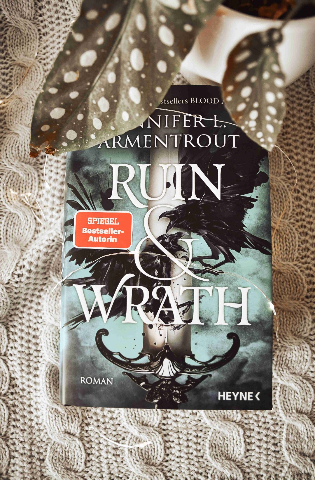 ⭐️Das Glas ist mir aus den Fingern gerutscht.“ Eine Augenbraue hob sich. „Durch den ganzen Raum gerutscht?“ – Throne & Lis⭐️