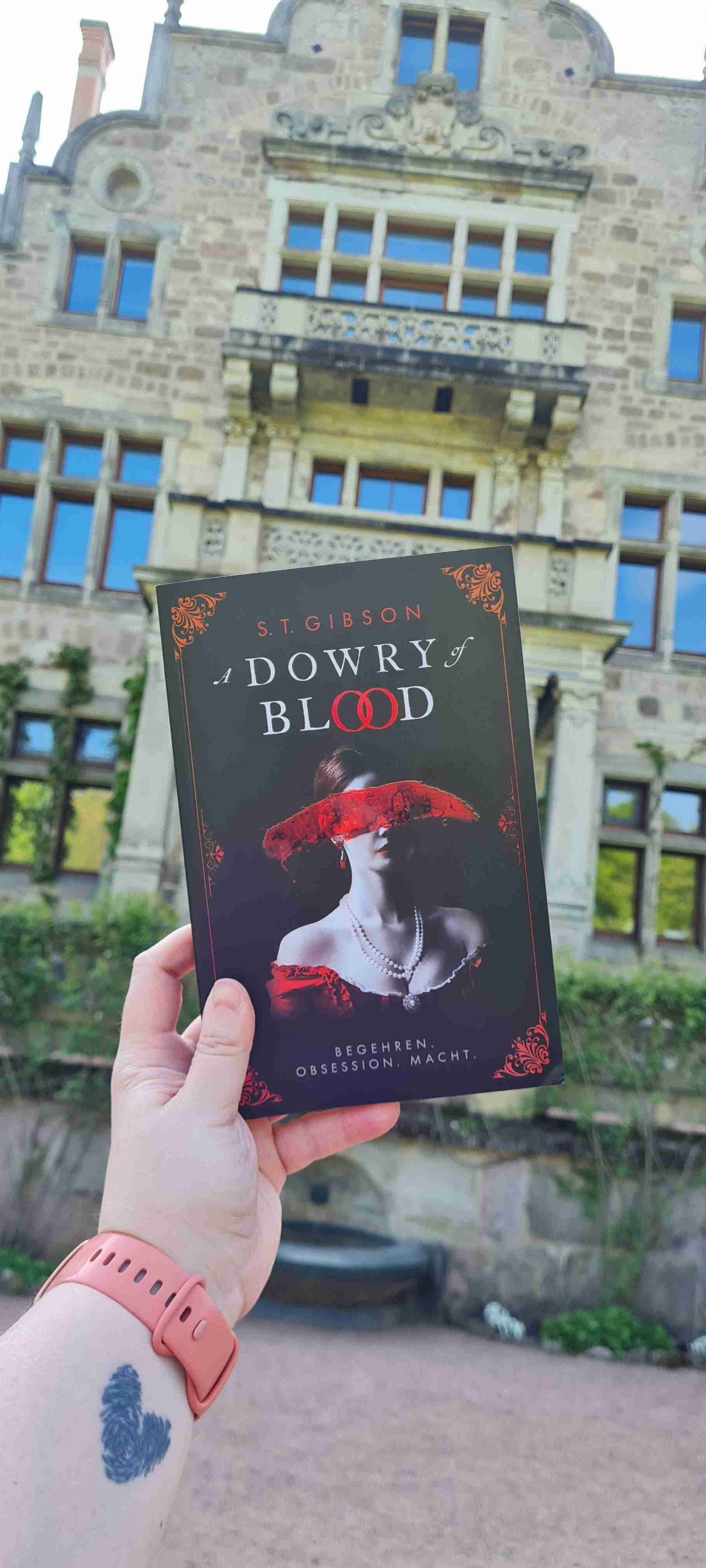 Jede:r hat bereits von Dracula gehört, doch keine:r kennt seine Bräute. In "A Dowry of Blood" erzählt seine erste Braut Constanta, von ihrem Leben mit ihrem dunklen Gemahl.