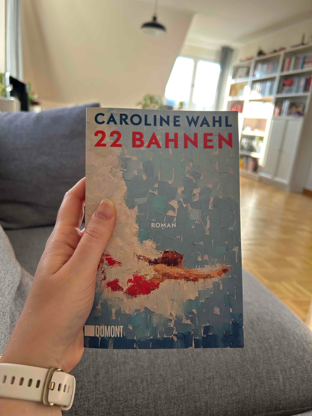 "Solange der Wind nachts auf mich fällt, denke ich, kann ich mich tagsüber in den Krieg da draußen stürzen. Gegen meine Mutter, gegen ihre Launen, gegen diese Kleinstadt. Und für Ida."