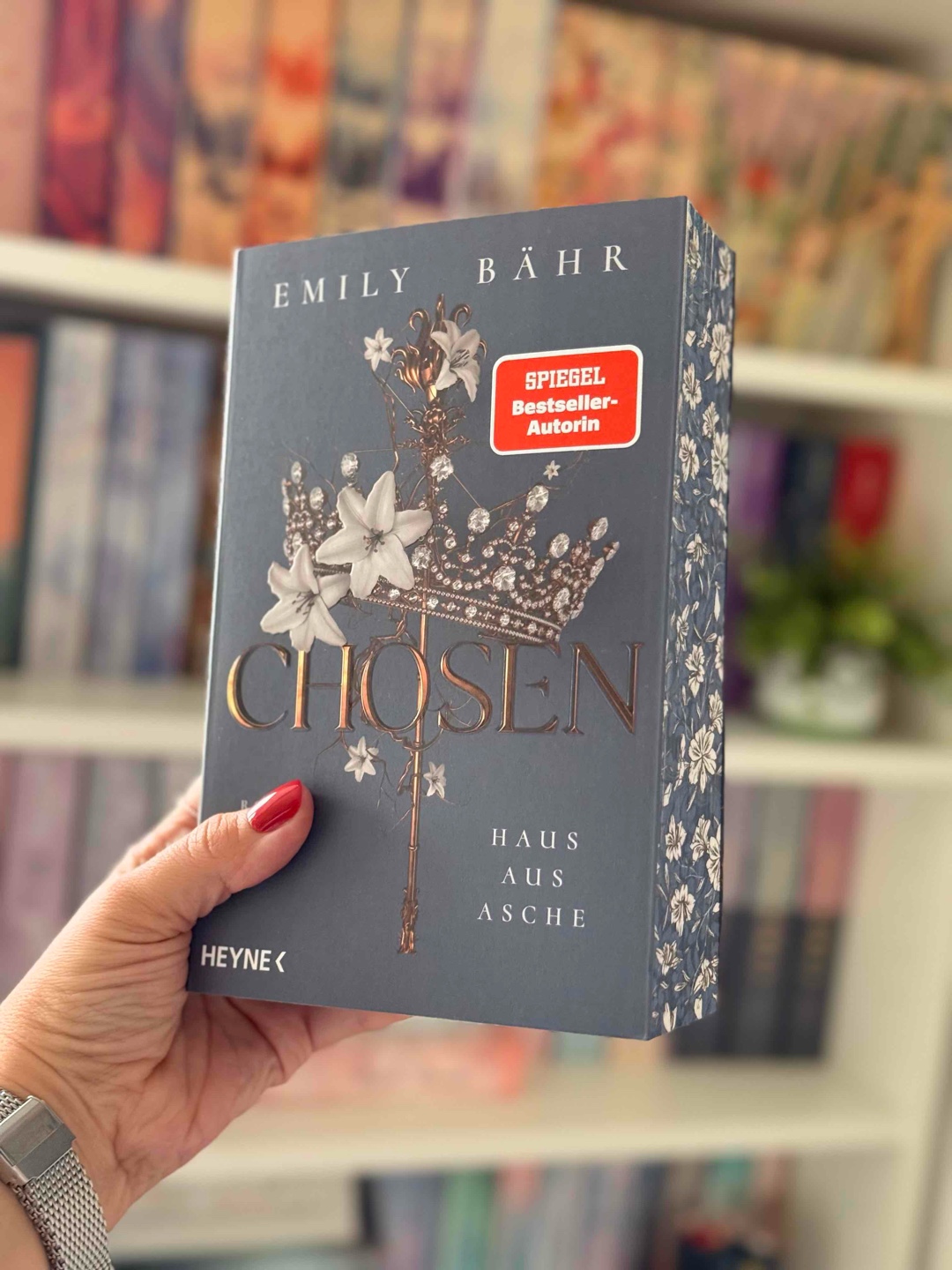 Nach dem ersten Band war klar: Ich musste unbedingt zurück zu den Royal Games. Und ich wurde nicht enttäuscht! 😍 Emily Bährs Schreibstil ist wieder herrlich locker und flüssig und hat mich sofort zurück in die Geschichte gezogen. Die Handlung ist voller Spannung, Emotionen und genialer Twists. Ich konnte das Buch kaum aus der Hand legen. Und das letzte Viertel? Eine absolute Pageturner-Eskalation!
Ich habe die Interviews, Blogbeiträge und Kommentare zu den Games wieder geliebt. Sie sind clever, gesellschaftskritisch und einfach mal was anderes! Die Charaktere sind wieder großartig geschrieben und die Dynamik zwischen ihnen ist einfach perfekt. Ich habe es geliebt. Punkt.
Wer den ersten Band mochte, wird “Haus aus Asche” verschlingen.