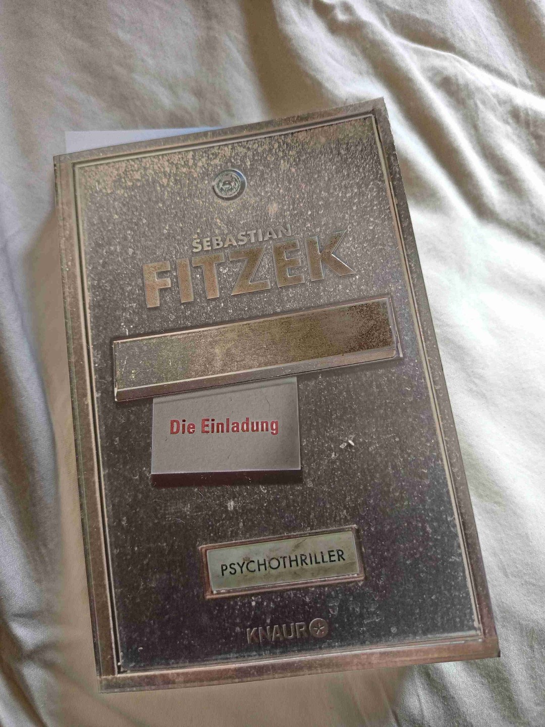 Das war mein erstes Buch von Sebastian Fitzek. Das war Liebe auf den ersten Blick. 😍 So erwarte ich einen Thriller. Es bleibt bis zum Schluss spannend mit Wendungen, die man definitiv nicht erwartet. 🤯 Ich brauche mehr! 😄 