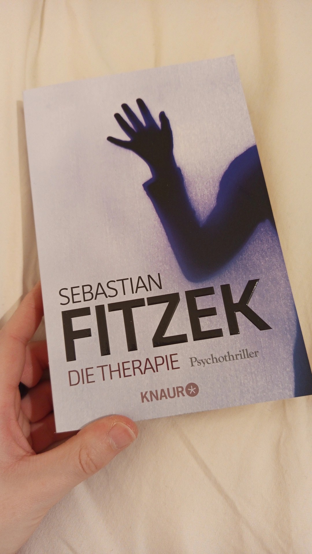 Ich will nicht sagen, dass mich „Die Therapie" enttäuscht hat. Im Vergleich zu „Die Einladung" fand ich es dennoch deutlich schwächer. Es war gut. Ja! Würde ich es empfehlen? Eher nein. Das mag vielleicht aber auch daran liegen, dass mir die Geschichte nicht zugesagt hat. Vielleicht habe ich auch einfach mehr erwartet, nachdem ich „Die Einladung" gelesen habe. 