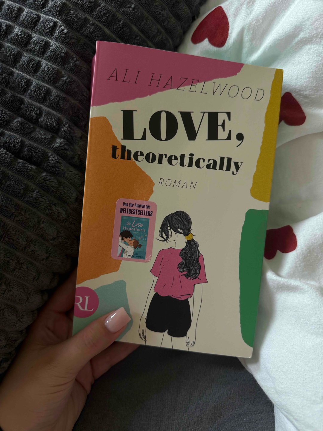 Love, theoretically hat mir sehr gut gefallen! Der Schreibstil von Ali Hazelwood ist einfach toll und man hat immer wieder Spaß an ihren Büchern. In die Geschichte von Jack und Elsie habe ich mich verliebt und finde die beiden einfach herzerwärmend zusammen. Eine klare Empfehlung! ⚛️👩🔬❤️👨🔬