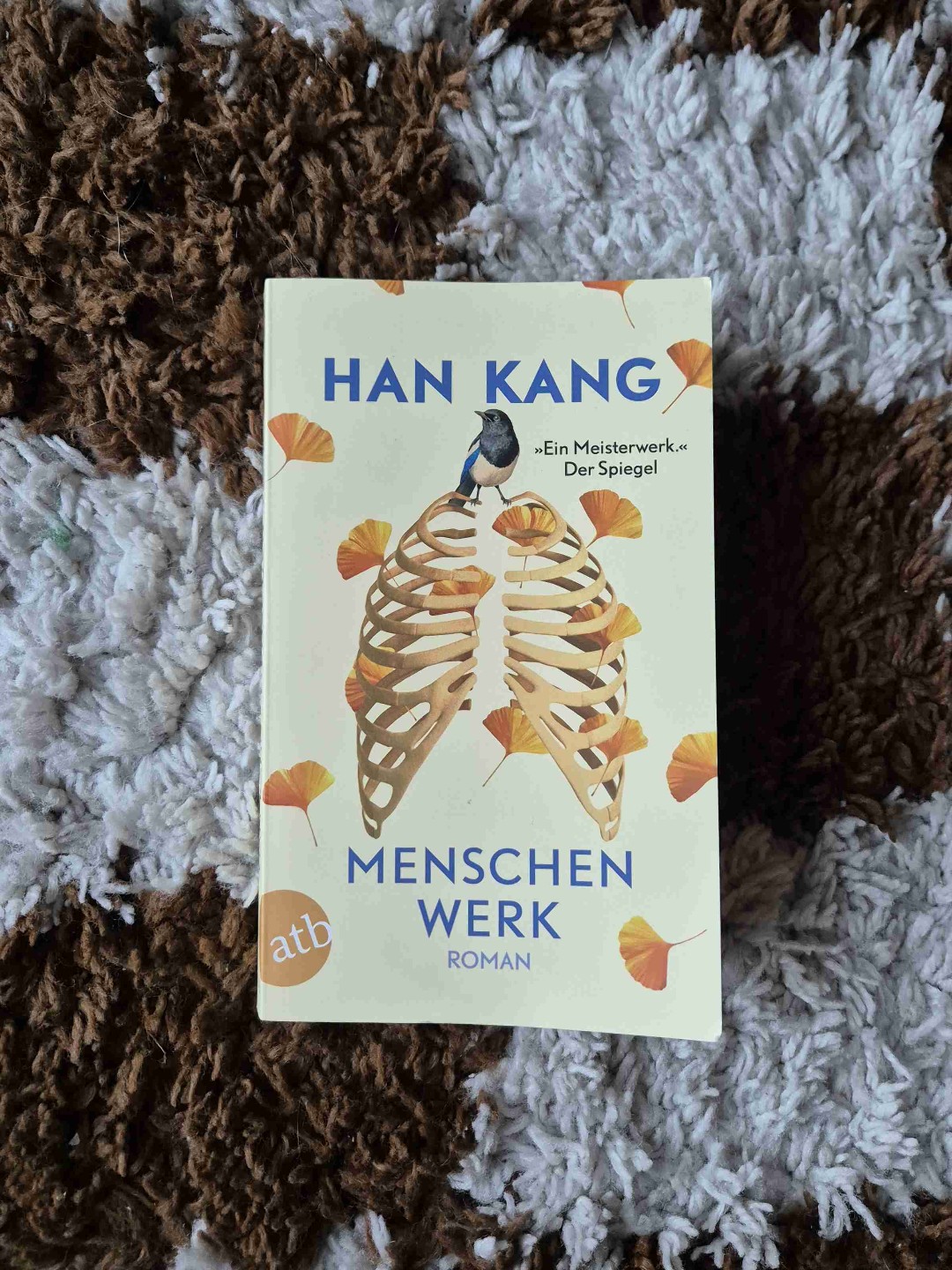 Das Buch ist sehr heftig. Durch den besonderen Aufbau und die eindrucksvolle Sprache wird ein schreckliches Ereignis auf eine Weise erzählt, die erträglich und zugleich auf erstaunliche Weise schön ist. Eine bewegende literarische Aufarbeitung.