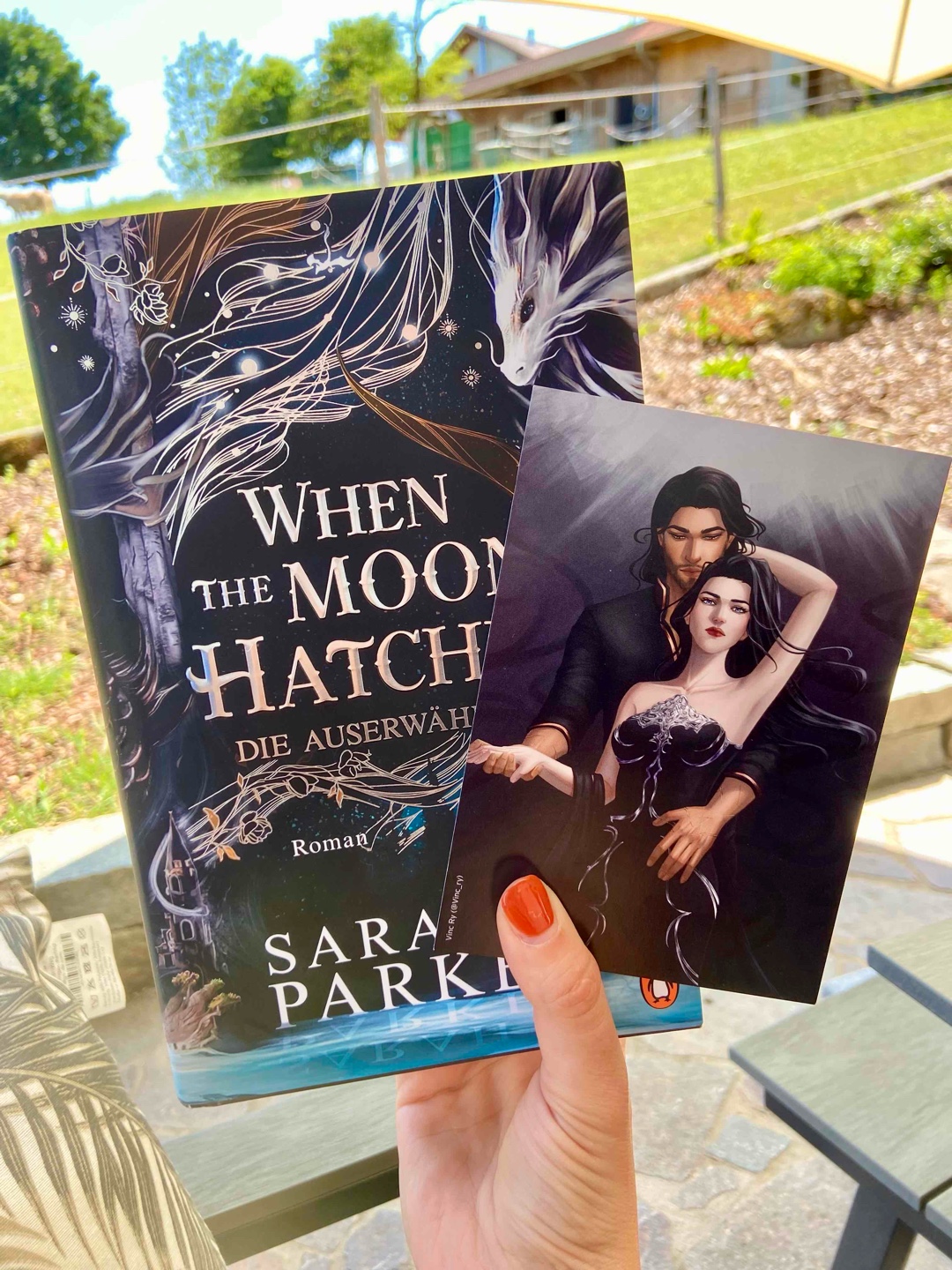 When the Moon Hatched - von Sarah A. Parker 🐉🌘

Ich habe mir Anfangs schwer getan, in die Geschichte reinzukommen. Die Welt und ihre Geschöpfe sind sehr kompliziert aufgebaut, da habe ich zuerst ziemlich wenig verstanden. Die ersten 200 Seiten habe ich ca. gebraucht, bis ich richtig angekommen bin im Buch. 

Ich habe selten ein Buch gelesen, bei dem ich überhaupt keine Vorahnung hatte, wo die Reise hingeht. Die Geschichte ist null vorhersehbar. 
Reave mochte ich eigentlich gerne, nur manchmal war sie zu sehr in ihre Rachepläne verstrickt. Kaan mag ich total gerne, ich konnte seine Handlungen nachvollziehen. 

Ab ca der Hälfte wurde das Buch richtig spannend und ich konnte es nicht mehr weglegen. Jetzt bin ich richtig gespannt, wie es weitergeht. 