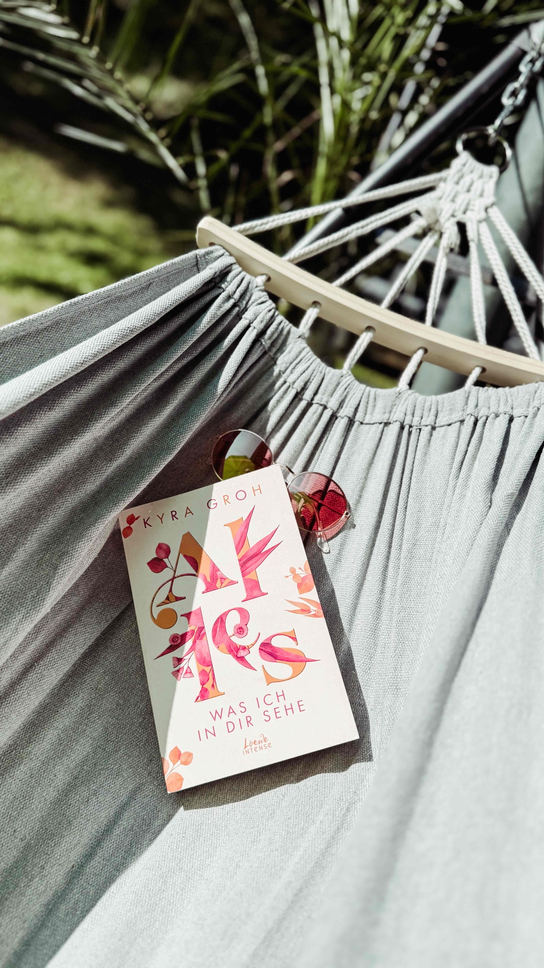 ALLES was Kyra Groh schreibt, hat mir bisher super cosy Lesestunden verschafft. ☺️ So auch „ALLES was ich in dir sehe“ - Teil 1 der ALLES-Reihe.
Sommerliches Setting, Charaktere aus dem echten Leben - zumindest fühlen sie sich so an -, Learnings, Feelings und Schmäh.
Vibes: 😎☀️🌅🇵🇹🐕🏄🏼♂️🌊
