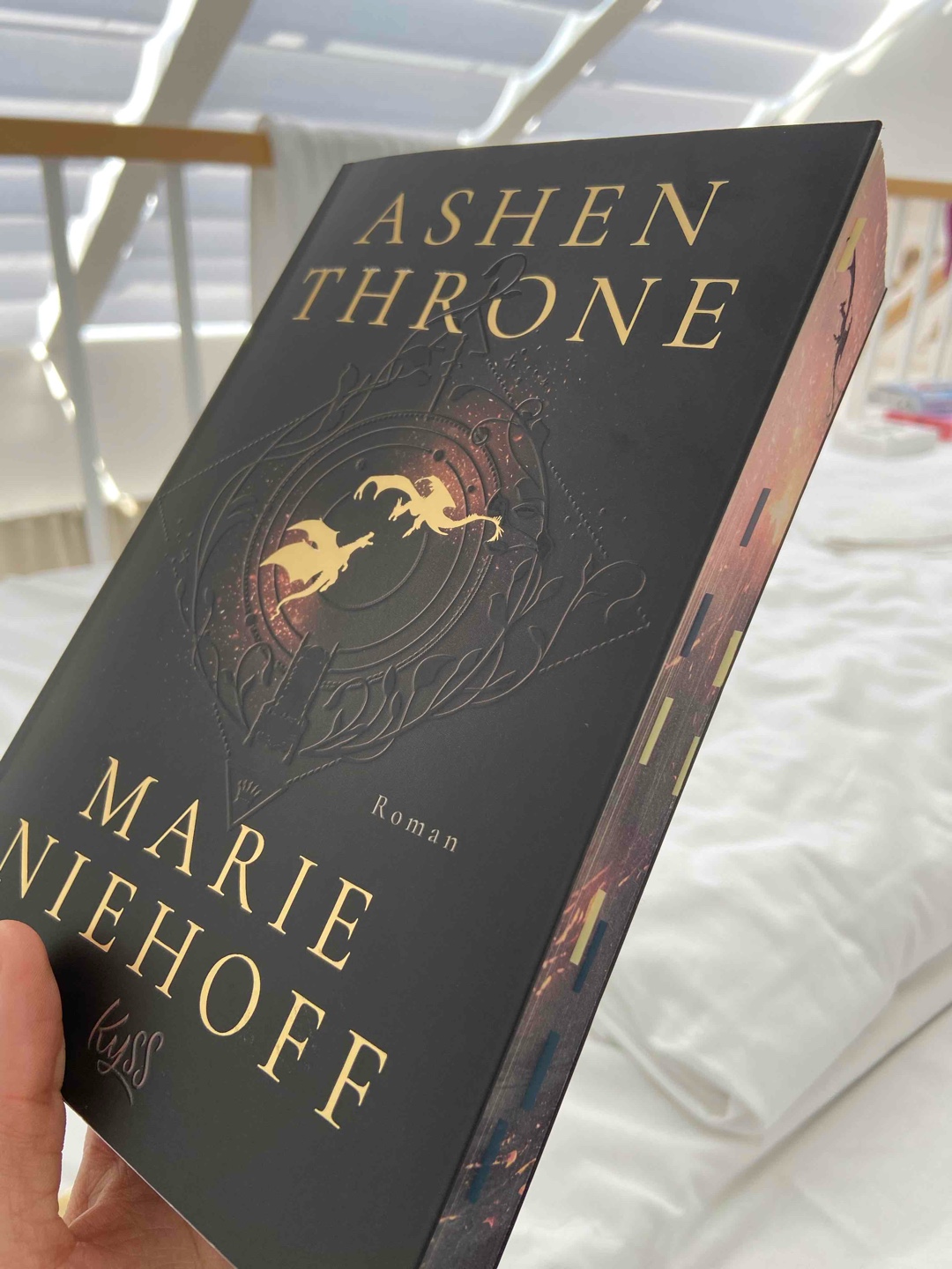 In dem Buch ist irgendwie nicht viel passiert, aber irgendwie auch schon. 
Ich konnte mit manchen Gedankengängen oder Verhaltensweisen nicht mitgehen und fande Yessa manchmal ein bisschen nervig. 
Trotzdem möchte ich wissen, wie es im nächsten Buch  weiter gehen wird und bin gespannt ☺️