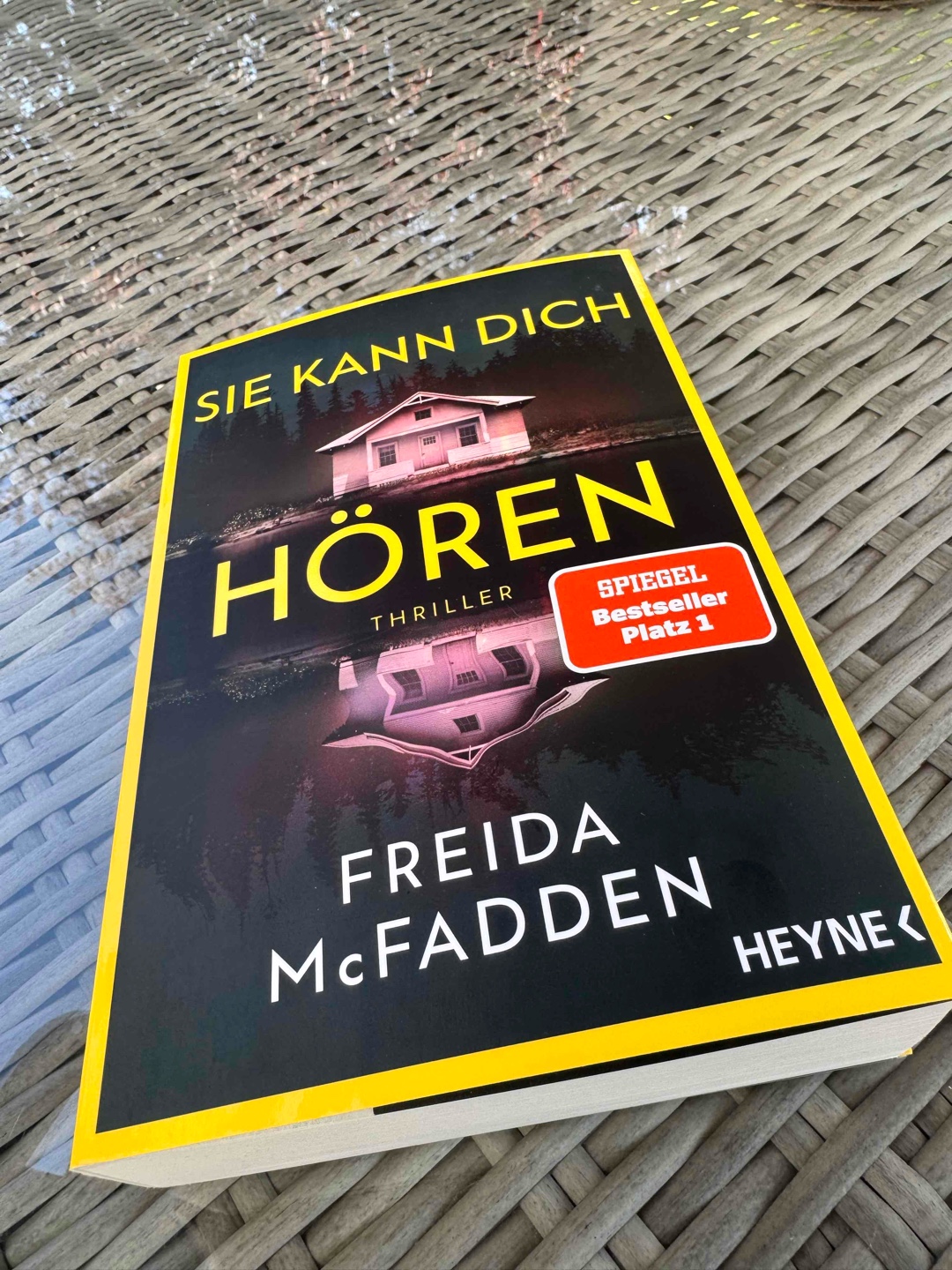 Wow was war denn das? Nicht nur, dass Freida es schafft, dass man ihre Bücher innerhalb von Stunden durchlesen könnte, packt sie noch so heftige Twists rein, dass man aus dem Staunen nicht mehr rauskommt. 