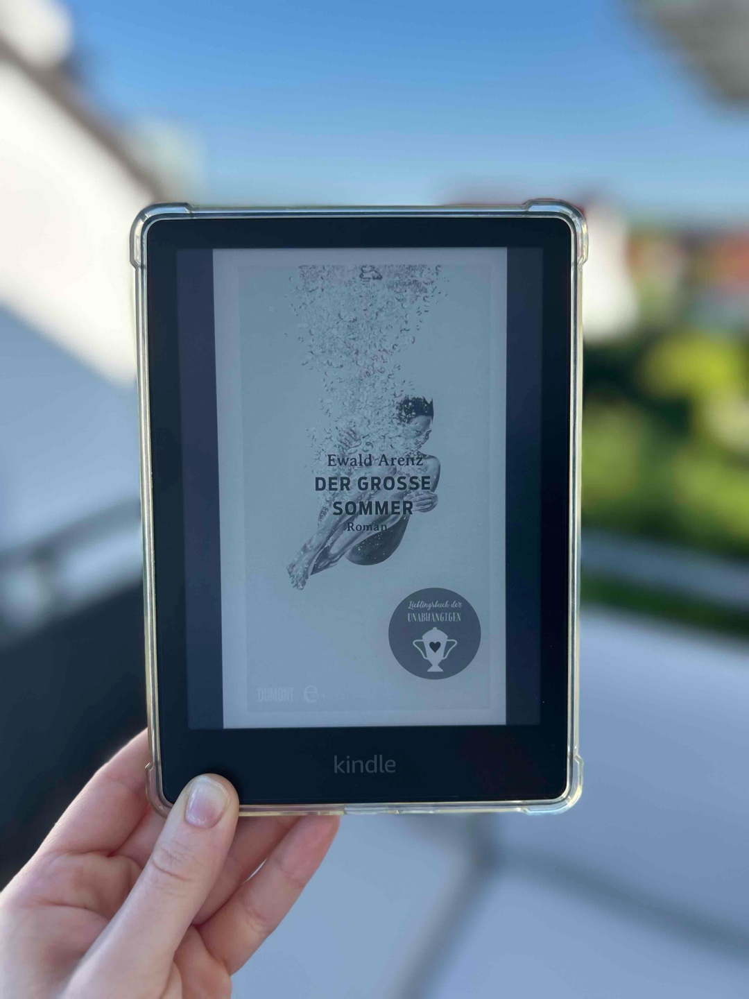 Nach vielen Empfehlungen als Sommerbuch dieses Jahr endlich auch mal gelesen - versetzt einen etwas oldschool zurück in die eigene Schulzeit/Ferienzeit und gibt Sommer-Teen-Vibes zurück ☀️🕶️⛱️🍉🍸
Hab Frieder gerne aus knapp 320 Seiten begleitet in seinem großen Sommer ☀️