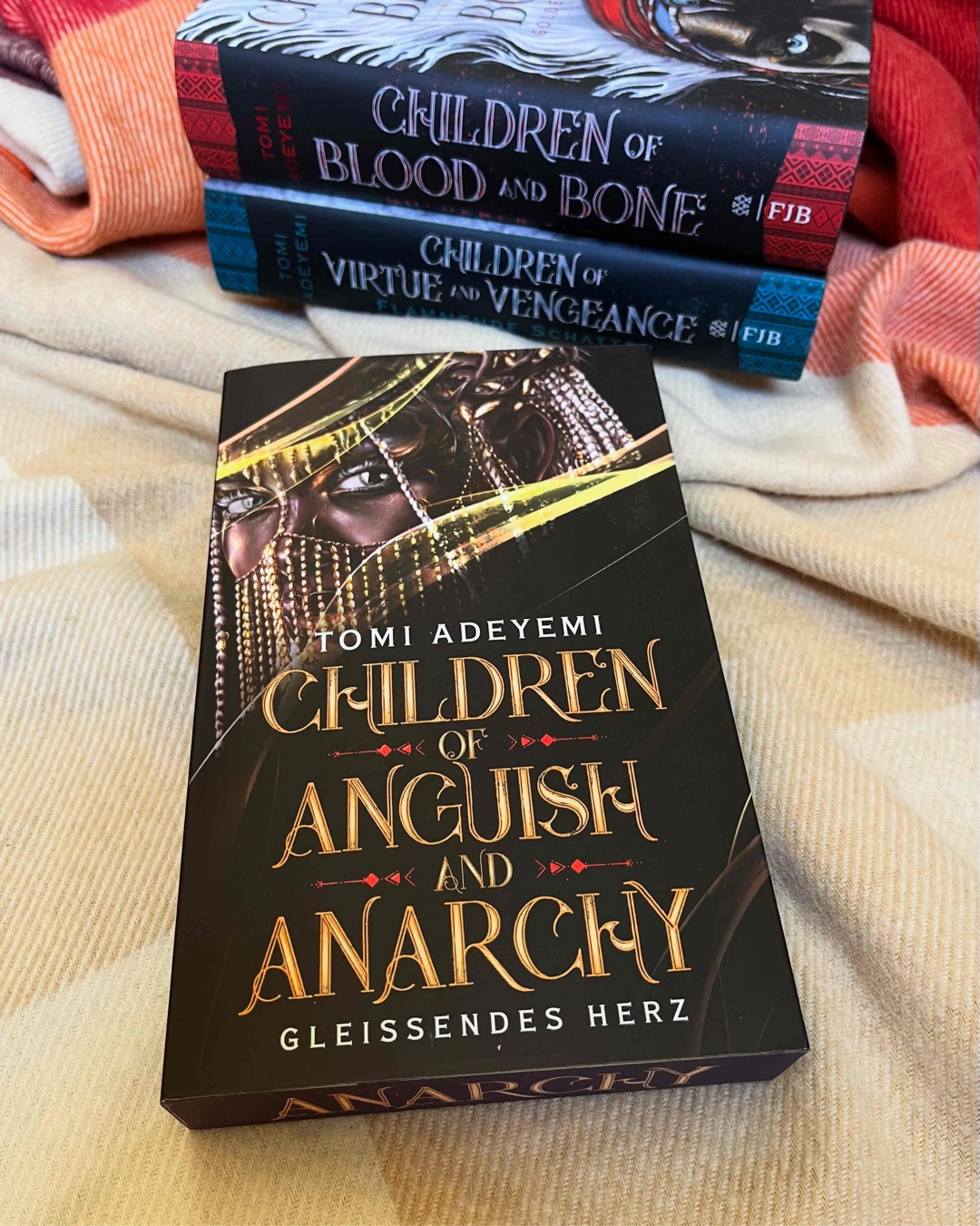 Insgesamt bietet "Children of Anguish and Anarchy" einen stimmungsvollen und emotionalen Abschluss. Trotz kleiner Schwächen bei Tempo und Tiefe bleibt die Reihe ein starkes Beispiel für diverse, gesellschaftskritische Fantasy mit einem einzigartigen Setting. Wer Zélie und ihre Reise bisher begleitet hat, sollte diese auch bis zum bitteren Ende mitgehen.