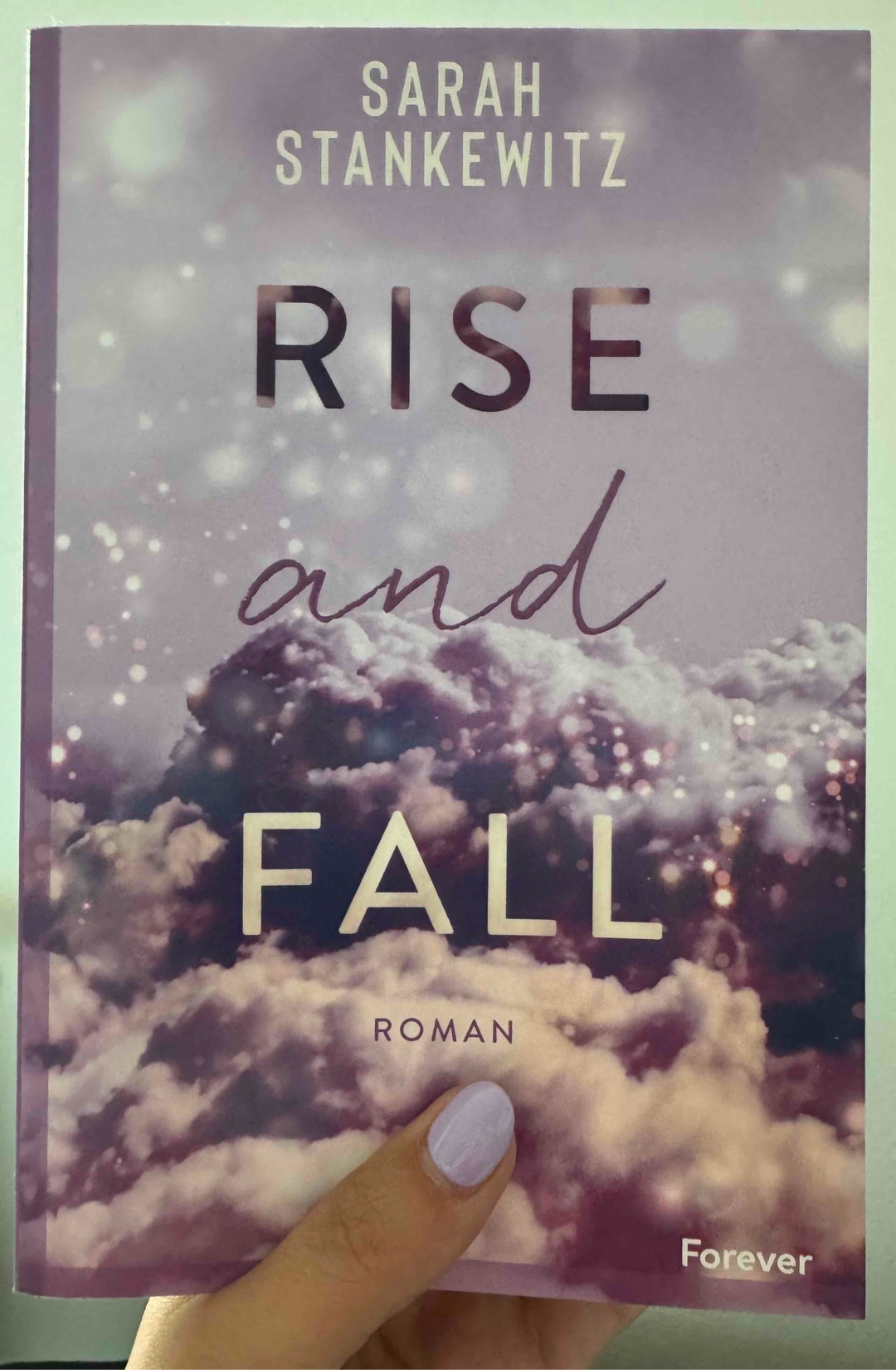 Dieses Buch ist eine absolute Leseempfehlung. Ich bin durch die Seiten geflogen, der Schreibstil ist toll, man fühlt sich wohl mit den Protas und fiebert mit. 
Besonders hat mir gefallen, das es mit der Diagnose Querschnitt  und den daraus resultierenden Symptomen ein absolut wichtiges Thema angesprochen wird, was ich bisher noch nie in einem anderen Buch gefunden habe. 