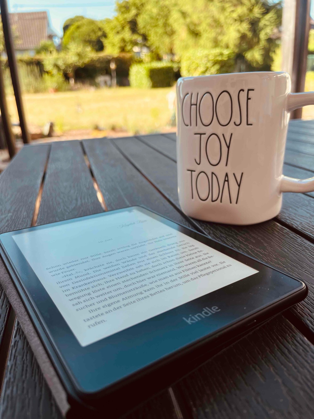 Also.
Das Gute an dem Buch ist, dass es durchaus eine gewisse Spannung mit sich bringt, die einen zum weiterlesen motiviert.
Auch der Einstieg in die Geschichte ist wirklich vielversprechend
Das ist einerseits viel wert, andererseits stimmt alles andere an der Story aber irgendwie überhaupt nicht.
Der Schreibstil ist schlicht und teilweise wirr (die Protagonistin schließt auf der einen Seite ihr Auto ab und auf der nächsten Seite steigt sie erst aus dem Wagen), die Verhaltensweisen der Charaktere sind oftmals unreif und unlogisch - entsprechend auch die Dialoge und insgesamt wirkt die Handlung eher an den Haaren herbei gezogen, als gut durchdacht.
Es kommen zu der eigentlichen Idee so viele Sachen dazu, die es meiner Meinung nach nicht gebraucht hätte und die alles irgendwie ein bisschen übertreiben.
Deshalb kann ich trotz der ständigen Spannung in dem Buch leider nur mittelmäßig bewerten.