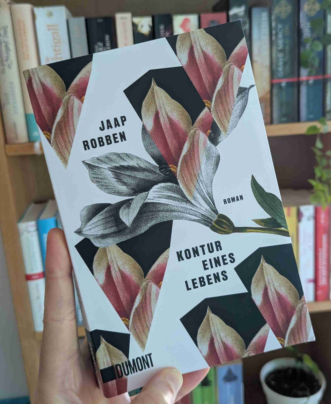Ein Buch, das mich mit gemischen Gefühlen zurück lässt. Zum einen mochte ich den Schreibstil und ich mochte auch die Geschichte die erzählt wurde. Jedoch war mir Frieda vor allem als alte Frau nicht besonders sympathisch - auch wenn ich sie verstanden habe.