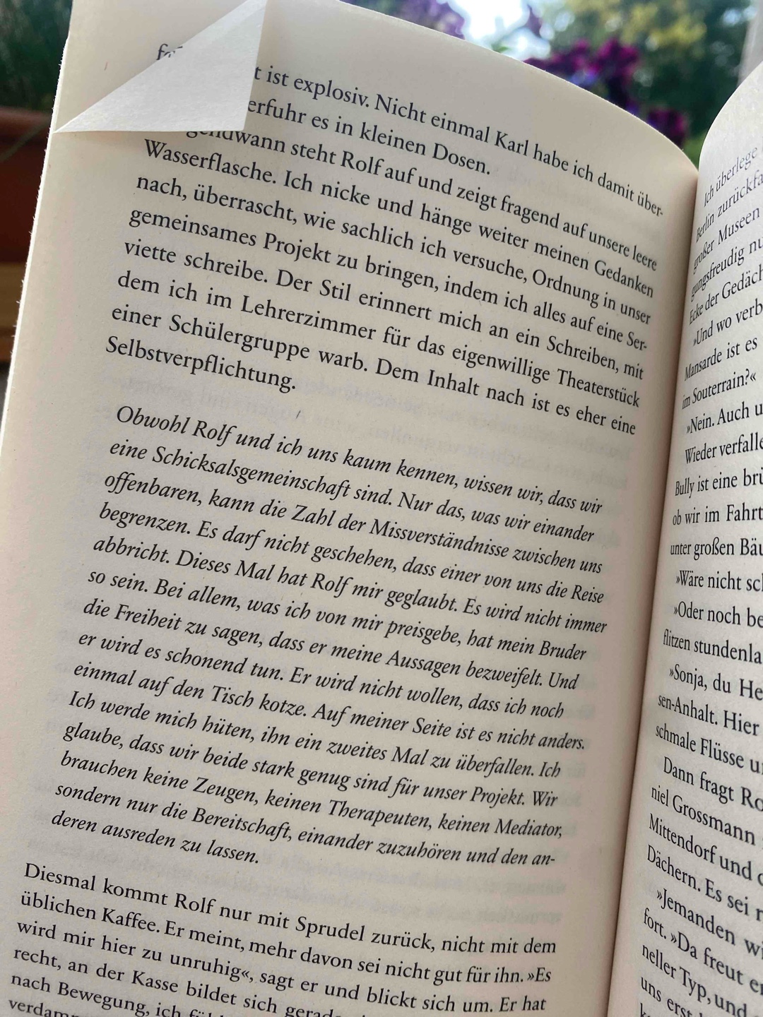 Wie (über-)lebst du dein Leben, wenn deine Eltern Täter*innen einer Diktatur sind? Wer bricht wann und warum das Schweigen? Die Story ist brutal, Seite für Seite entfaltet sich, „[das] alles, was Menschen sich an schlimmsten Grausamkeiten in ihrer Fantasie ausmalen können, […] auch in Wirklichkeit geschieht.“(S. 306) 
Sehr lesenswert, weil‘s nachdenklich macht über die eigenen Verstrickungen von Familie und Vorfahren. Schade, dass sich die Distanz, die durchaus einen Teil der Figur Sonja performativ ausmacht, aus der erzählenden Zeit in meine Lektüre übertragen hat. Damit bleibt die Geschichte für mich erstaunlich unnahbar. Andere Leser*innen mögen das vielleicht genau suchen. 