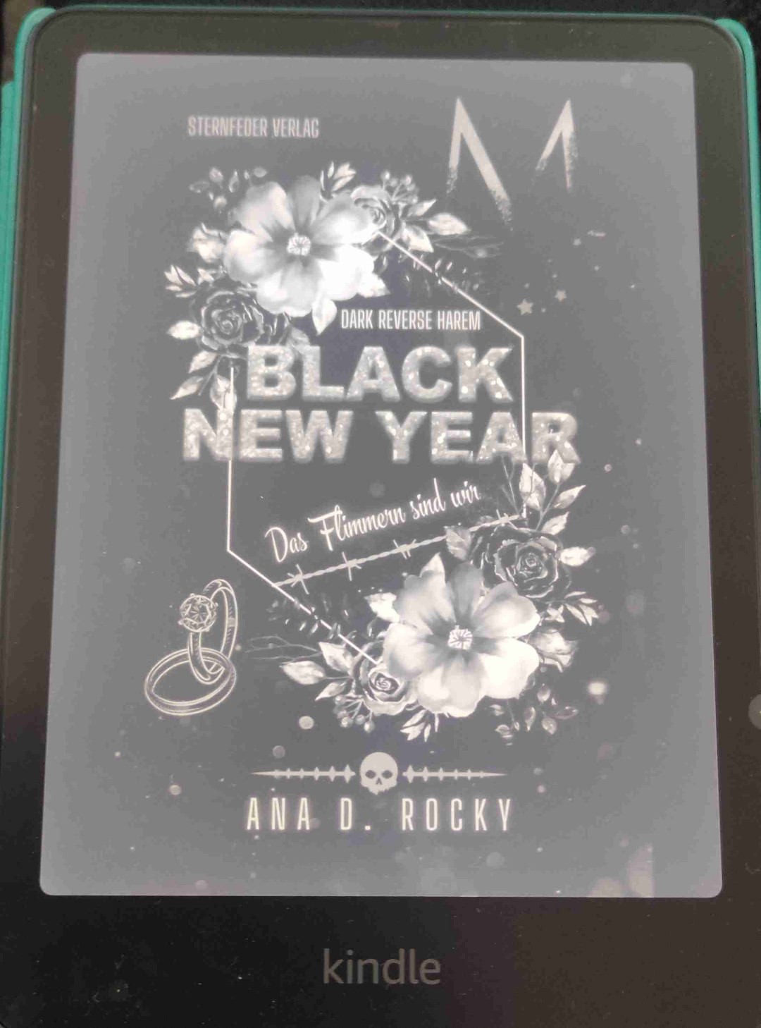 Das Buch hat irgendwas ansich, dass einen nicht mehr los lässt. Man muss einfach weiter lesen. Und dennoch wird man schwermütig und man spürt den Schmerz. Ich hasse und liebe das Buch zugleich. Weil es mir manchmal all mein Glück aussaugt und ich es trotzdem mir das nächste Band holen muss.