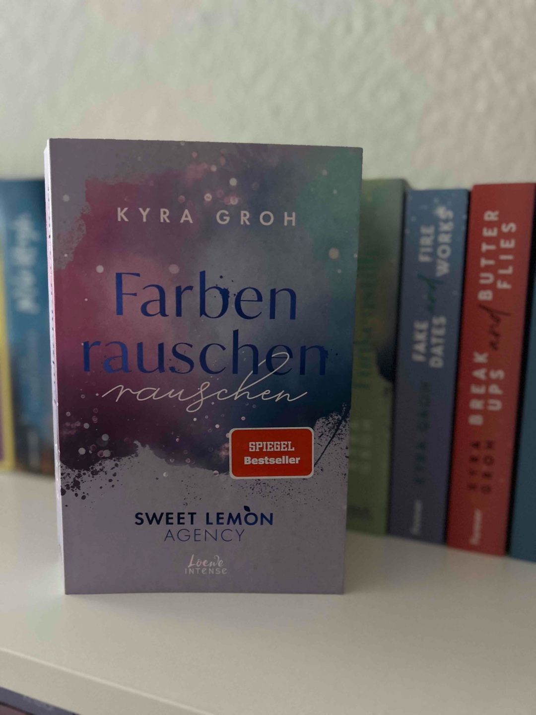 Kyra Groh ist eine meiner liebsten Autorinnen geworden! 😍
Mochte die Story super gerne: gute Mischung aus Kyra-Schreibstil, verhältnismäßig viel 🌶️, Enemies to Lovers - es war wirklich gut! Und dann die frech-fauchenden Unterhaltungen zwischen den beiden😍🤓🤩
Kann die Reihe echt weiterempfehlen, auch wenn mir Band 1 theoretisch noch fehlt (bin mit Band 3 eingestiegen und quasi am „rückwärtslesen“), kann man machen, hatte jetzt nicht das Gefühl das mir Wissen fehlt.