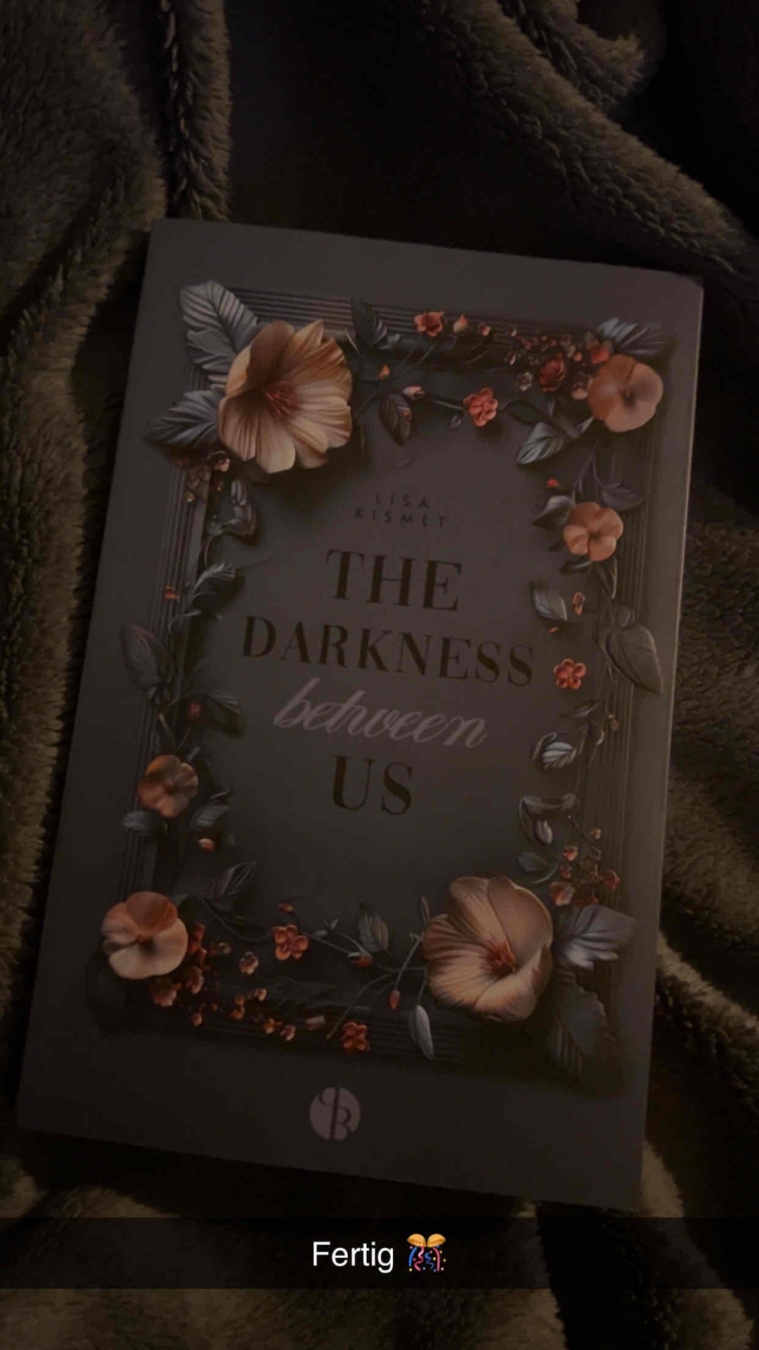 The darkness between us, ein so schön geschriebenes Buch! Ich habe es förmlich verschlungen. Ich finde diesen Teil fast noch besser als den 1., obwohl der auch schon sehr gut war!
Lisa Kismet hat einen so schönen Schreibstil!
Die Beziehung zwischen Silja und Malte ist mit Höhen und Tiefen. Die Story von Tot, Drogen, Kriminalität, Liebe, Loyalität etc. lässt einen sehr mitfühlen. Einfach nur zu empfehlen! 🥰