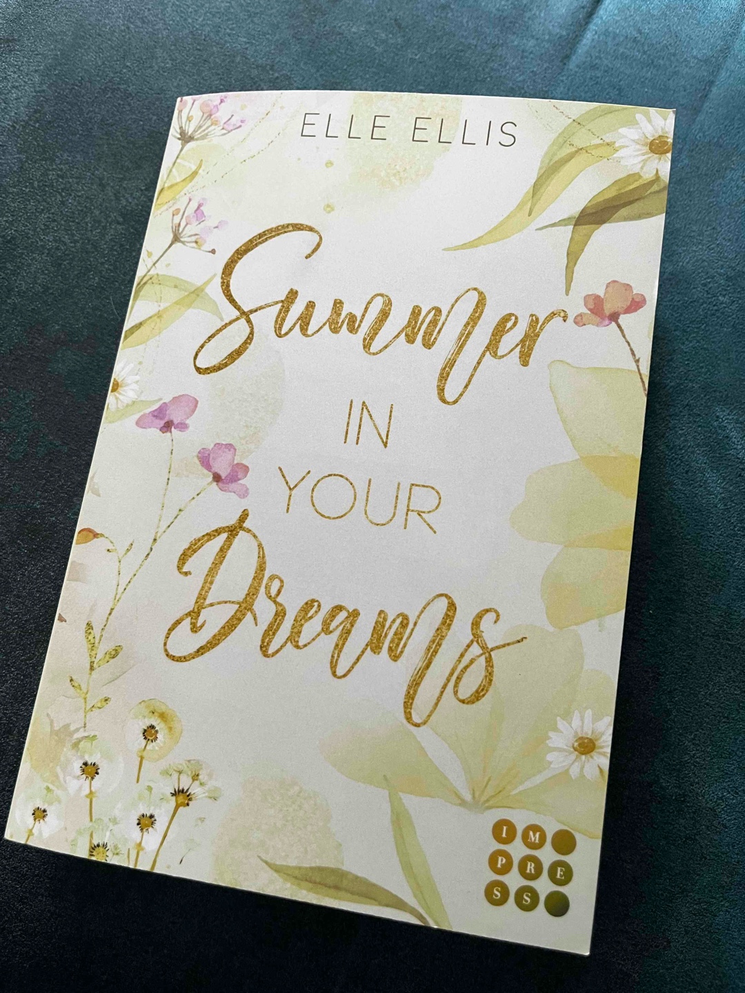 Das Buch hat mich echt ergriffen und auch emotional erreicht. Sehr schön geschrieben von Elle Ellis . Und grade super passend zur Jahreszeit. Ich mag die Protagonisten alle und es harmoniert super und es so einfach zu lesen und nichts ist kompliziert. Macht echt Spaß es zu lesen. Kann ich nur empfehlen .