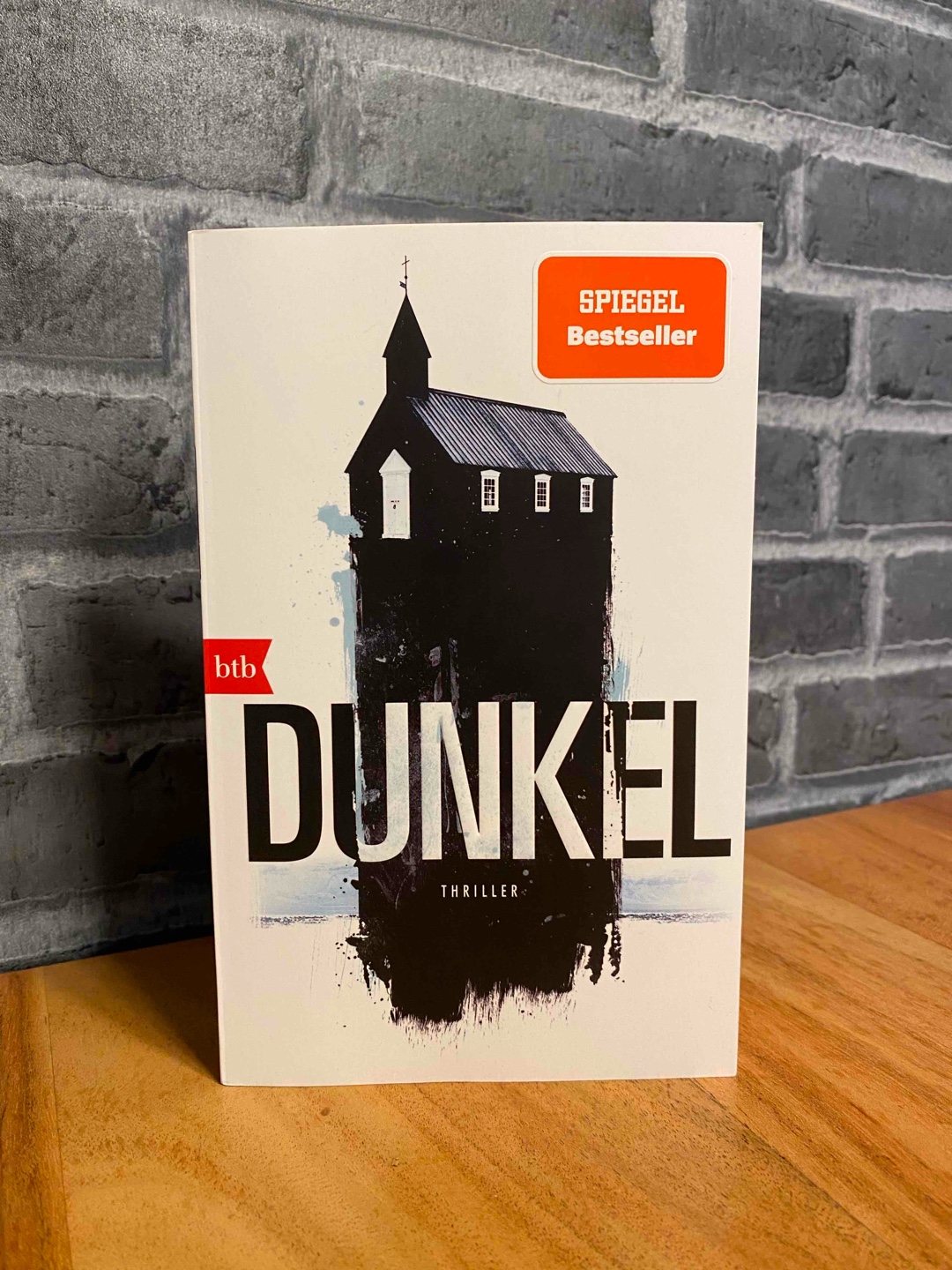 Solide Story, einfach erzählt und angenehm zu lesen. Für mich mehr Krimi als Thriller.