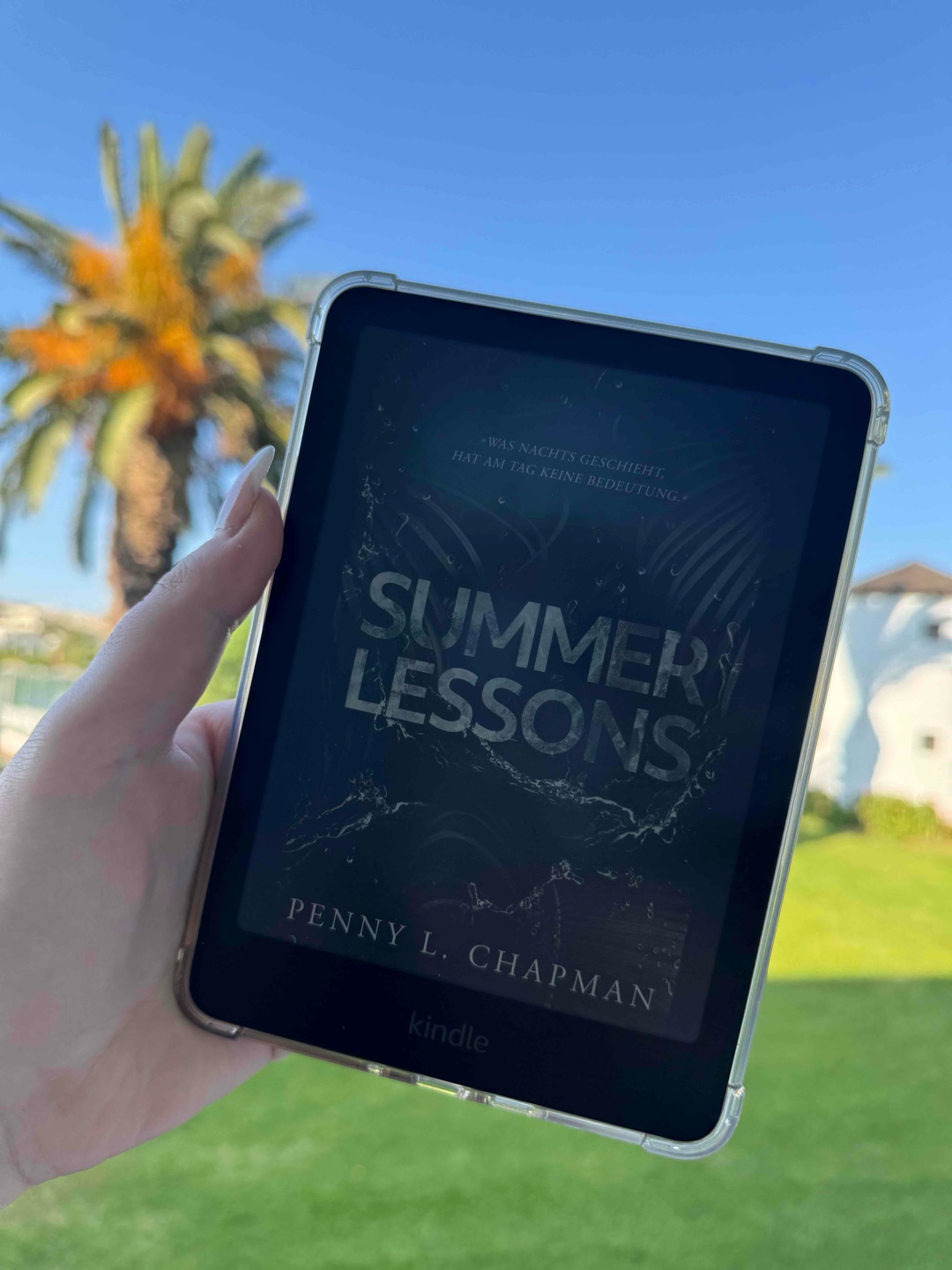 Leicht zu lesen, schnell verschlungen – eine typische Sommerlektüre ☀️📖
Die Story plätschert eher oberflächlich dahin, ohne großen Tiefgang.
Für zwischendurch okay, aber nichts, was lange im Kopf bleibt.