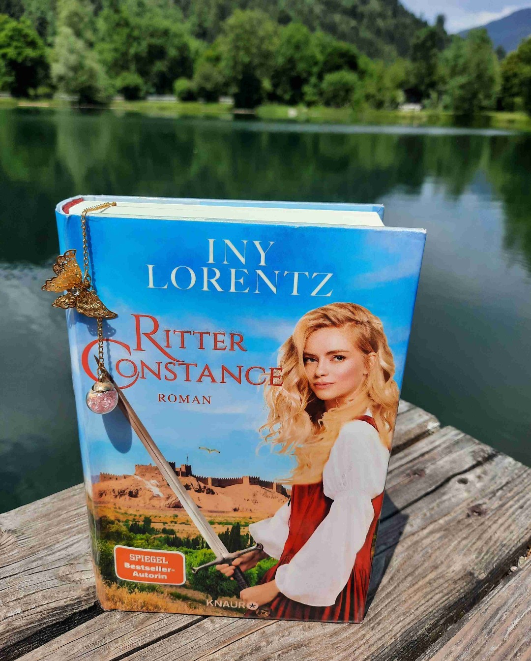 Das war wieder einmal ein Ausflug in ein anderes Genre. 😊 Vom Autorenpaar, das sich hinter dem Namen Iny Lorentz verbirgt, gibt es mittlerweile schon viele sehr schöne historische Romane.
Die Geschichte von Ritter Constance konnte mich allerdings dieses Mal leider nicht richtig überzeugen. 🫣 Einem spannenden Beginn ist nämlich ein ziemlich langatmiger Mittelteil gefolgt, bei dem mich das Buch dann leider verloren hat. 😓 Der Schlussteil war dann wieder sehr schön zu lesen und auch wieder spannend. 😊 Leider hat mir das dann aber nicht gereicht, um eine Leseempfehlung auszusprechen. Da gibt es definitiv viele bessere Bücher von Iny Lorentz, bei denen sich das Lesen wirklich lohnt. (zB die Wanderhure-Reihe)
