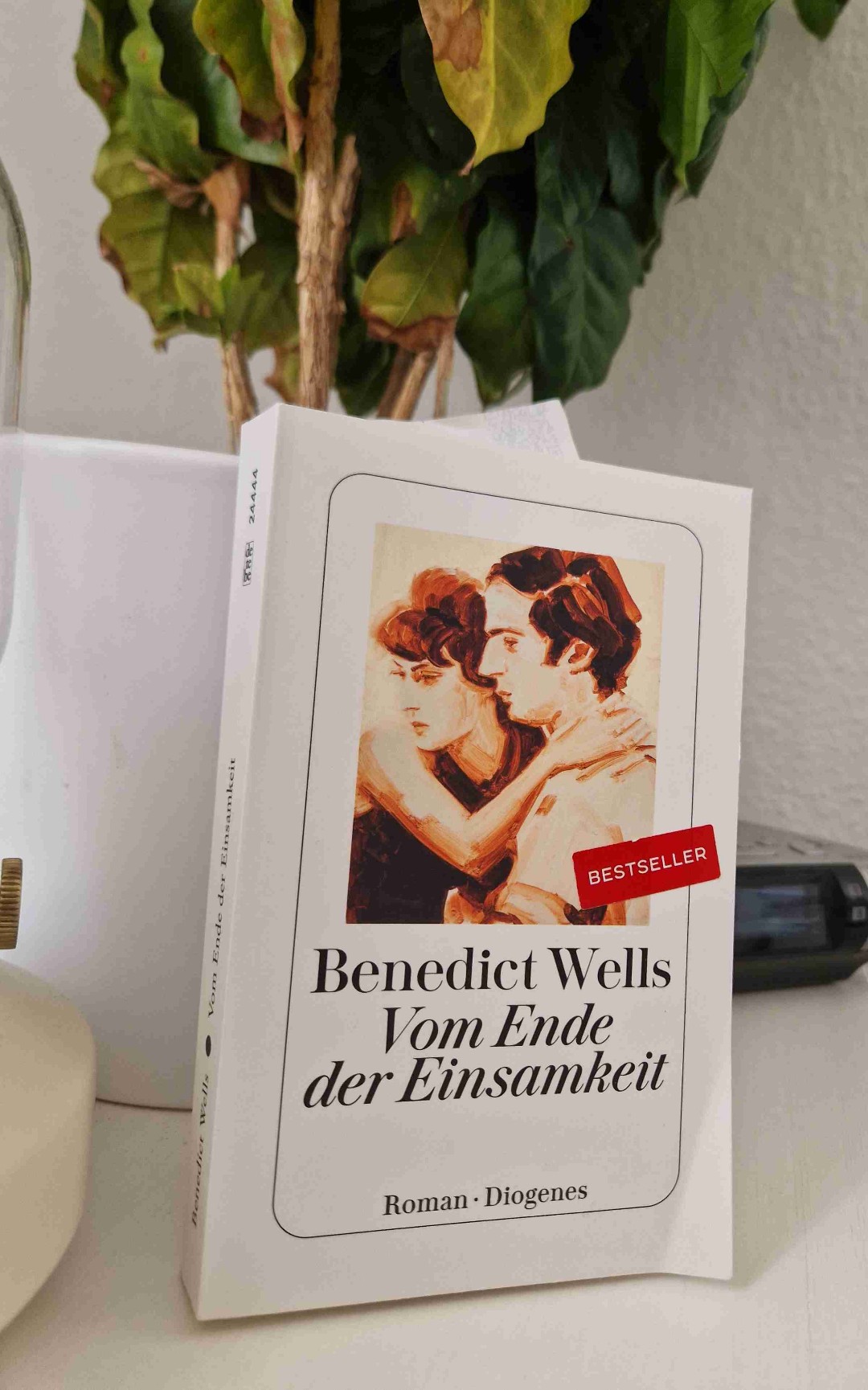 Mein erster Wells, und wahrscheinlich nicht der Letzte.
"Vom Ende der Einsamkeit" ist eine sehr ruhige und nachdenkliche Geschichte. Es geht um Familie, Verlust und verlorene Gelegenheiten.
Die Charaktere waren sehr authentisch und zur Handlung hatte ich einen guten Zugang. Nur die Mitte des Buches fande ich ein wenig zäh.
Dennoch mochte ich Wells Schreibweise sehr - melancholisch, ruhig und sehr berührend.
Ich freue mich schon weitere Werke von ihm zu lesen, denn dieses Buch hat mich positiv überrascht.