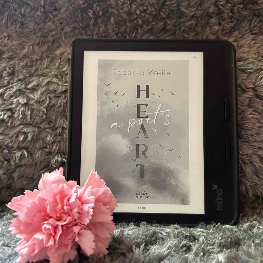 Mit „A Poet‘s Heart“ ist Rebekka Weiler ein phänomenaler Reihenauftakt gelungen.
Das Buch hat Tiefe, Emotionen und dennoch eine Leichtigkeit, was einen quasi durch die Seiten fliegen lässt.
Die Beziehung zwischen Yva und Fenn entwickelt sich nicht als klassische Liebesgeschichte, sondern zeigt, dass man nicht immer Worte braucht um Zuneigung und Gefühle auszudrücken.
Beide, gezeichnet von der Vergangenheit und dem Leben, tragen tiefe Narben mit sich und schaffen es durch Verständnis und Vertrauen diese langsam heilen zu lassen.
Der Schreibstil von Rebekka Weiler hat mich direkt in den Bann gezogen. Sie schafft es „schwere Kost“ dennoch poetisch wiederzugeben. Dieses Buch hat genau die richtige Balance aller Emotionen und Gefühlen, wie Wut, Trauer, Hoffnung, Schmerz und Freude vereint.
Mit Vorfreude warte ich gespannt auf Band 2.
