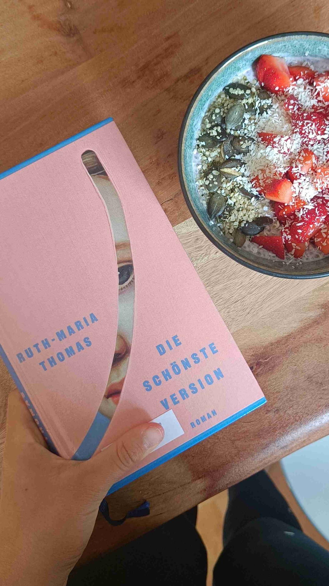 Triggerwarnung: sexuelle Gewalt.

Ein schmerzhaft ehrliches Buch über Jella, die nach und nach immer tiefer in einen Strudel männlicher Grenzüberschreitungen gerät. Die schönste Version zeigt auf erschreckend reale Weise, wie sich Übergriffe normalisieren können. Wahnsinnig gut geschrieben, aber emotional extrem fordernd.
