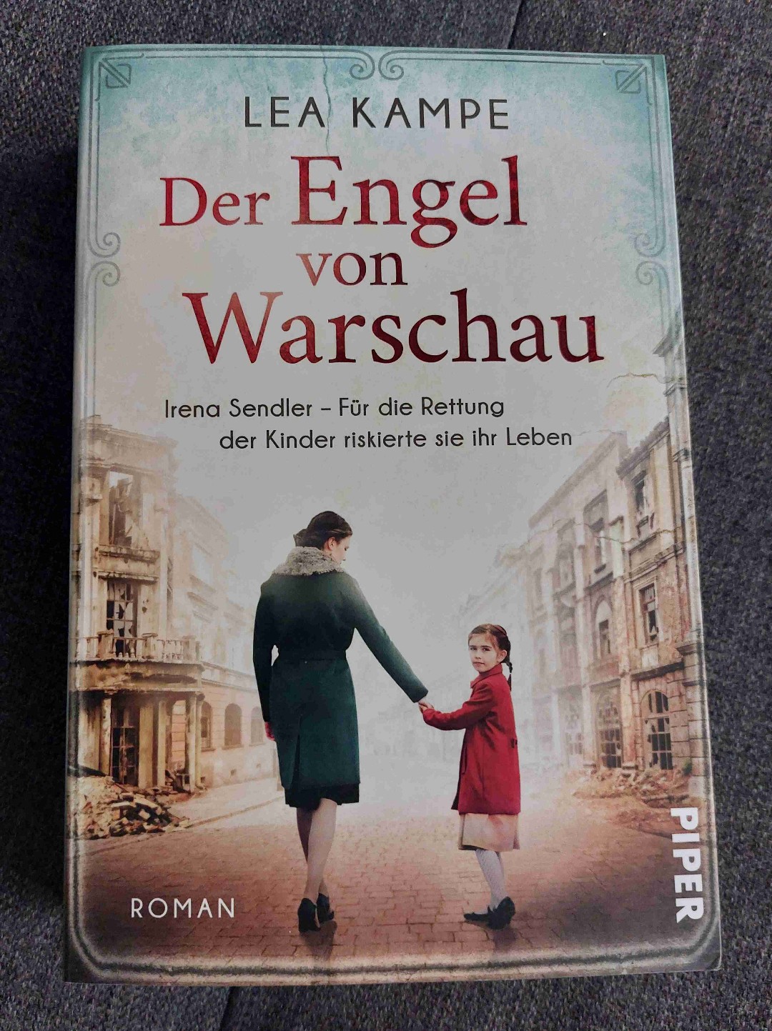 Ganz tolle Romanbiographie über Irena Sendler - Für die Rettung über 2500 jüdischer Kinder riskierte sie ihr Leben.....einfühlsam, schonungslos und herzzerreißend geschrieben......
