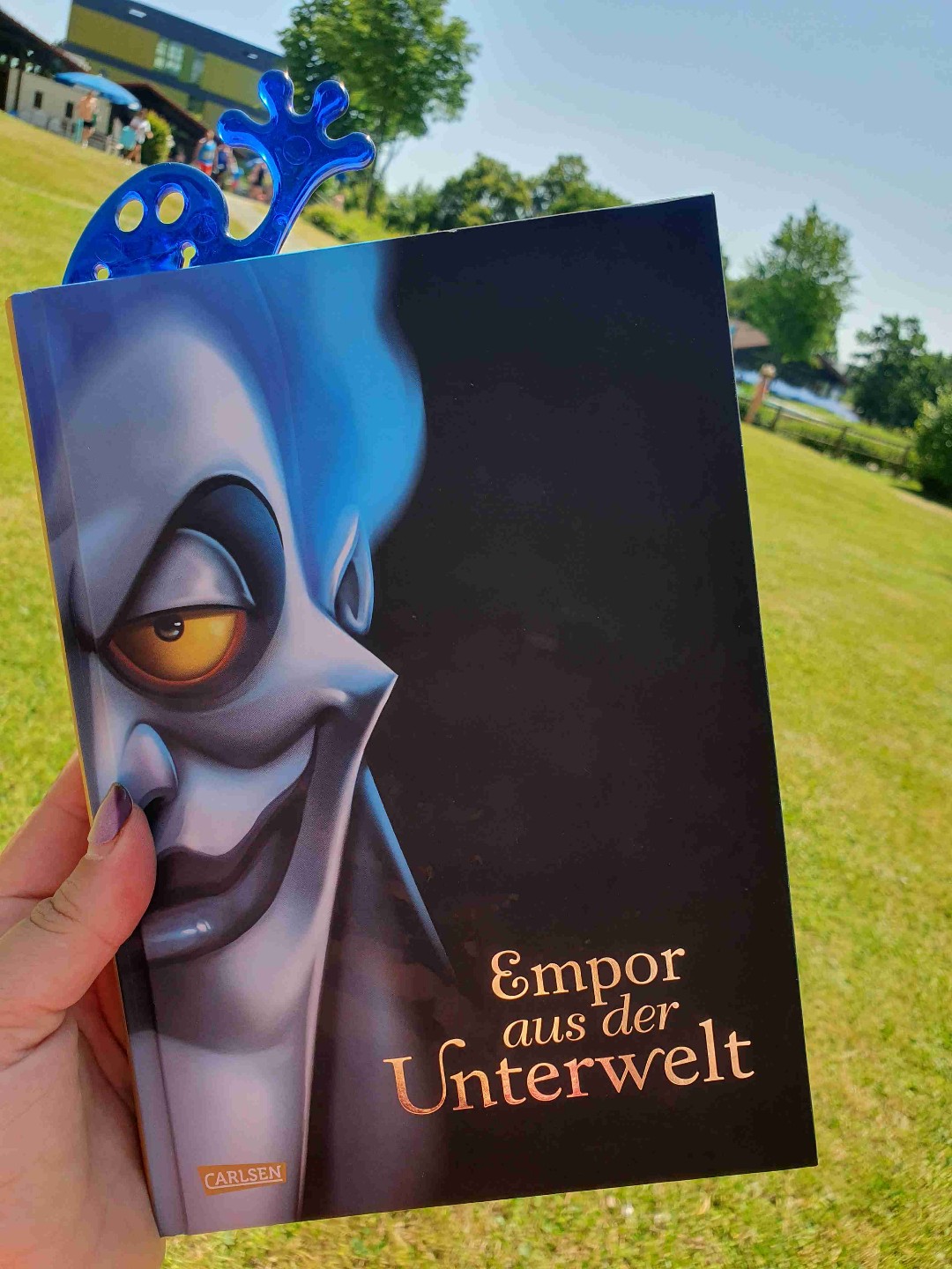 Super schöne Geschichte von Hades.
Er ist schon immer einer meiner Lieblingsbösewichten🥰
Die Geschichte ist spannend geschrieben und wenn man sie liest, wird man sofort in die Geschichte mit rein gezogen. 
Fand es am Anfang etwas chaotisch und schwer in die Geschichte rein  zu kommen, aber als ich dann drin war hab ich mich total  in die Charaktere verliebt.😍