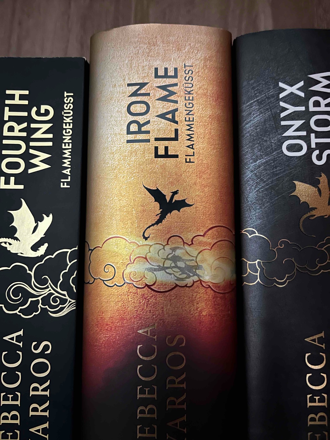 An alle, die noch am überlegen sind, ob sie das zweite Buch der Empyrean Reihe weiterlesen sollen, MACHT ES!