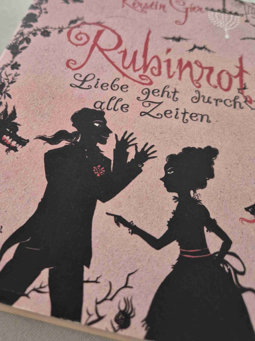 Es war schön wieder in die Welt von Kerstin Gier eintauchen zu können. 💎❤️🕰
Immer noch einer meiner Jugendfavoriten.
"Zum Mitfiebern, zum Mitlachen, zum Mitleiden: Gideon & Gwen sprengen mit ihrer Liebe alle Grenzen der Zeit!"