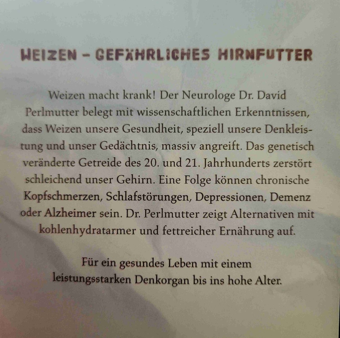 Warum Kohlenhydrate für viele Erkrankungen (besonders im Alter) verantwortlich sind und was dagegen getan werden kann.
Wer sich mit dem Thema beschäftigt, wird einiges aus diesem Buch bereits wissen (Auffrischung schadet ja nicht) und anderes lernen.
Es ist zum Großteil leicht zu lesen, stellt aber auch kompliziertere Vorgänge der Biochemie vor.
Ein paar Rezepte und einen Wochenplan für das eigene Ausprobieren gibt es obendrauf, so dass ich es jedem Interessierten, bedenkenlos empfehlen kann.