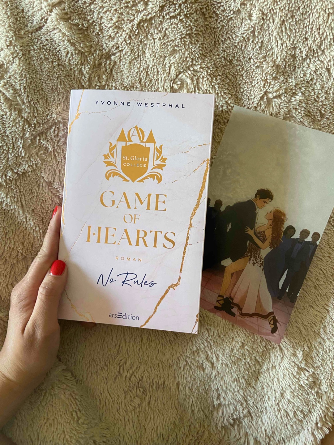 Game of Hearts - Teil 1 der St. Gloria College Reihe von Yvonne Westphal! 👑
College - Vibes, ein Wettkampf, viele Intrigen und eine geheime Lovestory - eine Geschichte mit viel Potenzial.
Der Klappentext hat mich total angesprochen, da die Story einfach mal was Neues war. Mit den Protagonisten Felicia und Valentin konnte ich mich irgendwie nicht 100%ig anfreunden, weil ich oftmals viele Handlungen nicht nachvollziehbar fand und ich mir so oft gewünscht hätte, sie würden einfach normal miteinander reden. Die ersten 150 Seiten haben sich meiner Meinung nach irgendwie gezogen, ab dann wurde es wesentlich besser und das Ende hat mir richtig gut gefallen, da ist nochmal richtig viel unerwartetes passiert.
Es war zwar schön, Felicias Entwicklung mitzuerleben, aber irgendwie ist die ganze Geschichte etwas oberflächlich geblieben. Mich hätte es beispielsweise noch total interessiert, was is Valentins Kindheit so los war.