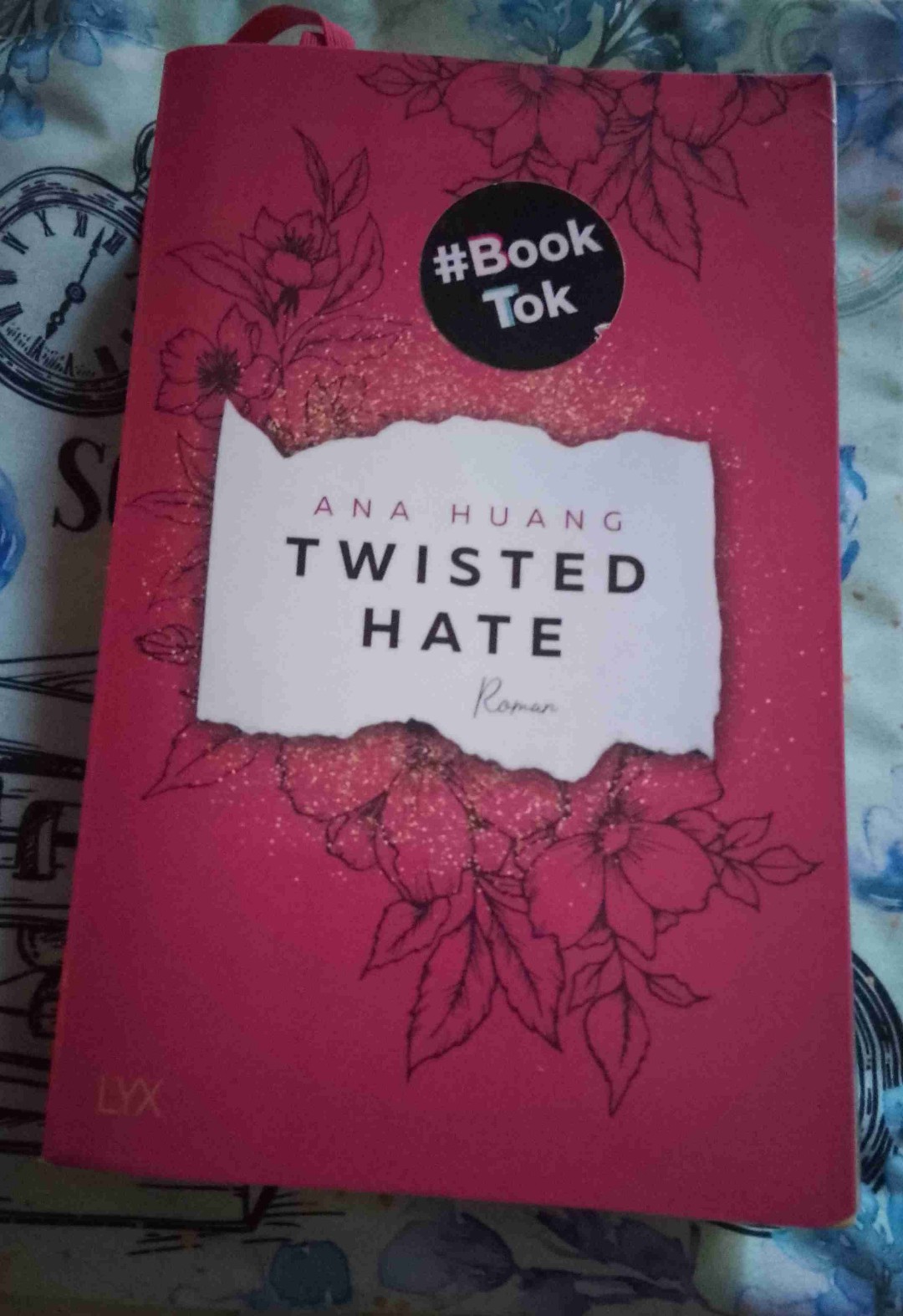 Das Buch hat mir sehr gut gefallen. Auch wenn ich an die 7 Tage gebraucht habe um es zu beenden! Empfehle es auf jeden Fall weiter! 🤩
