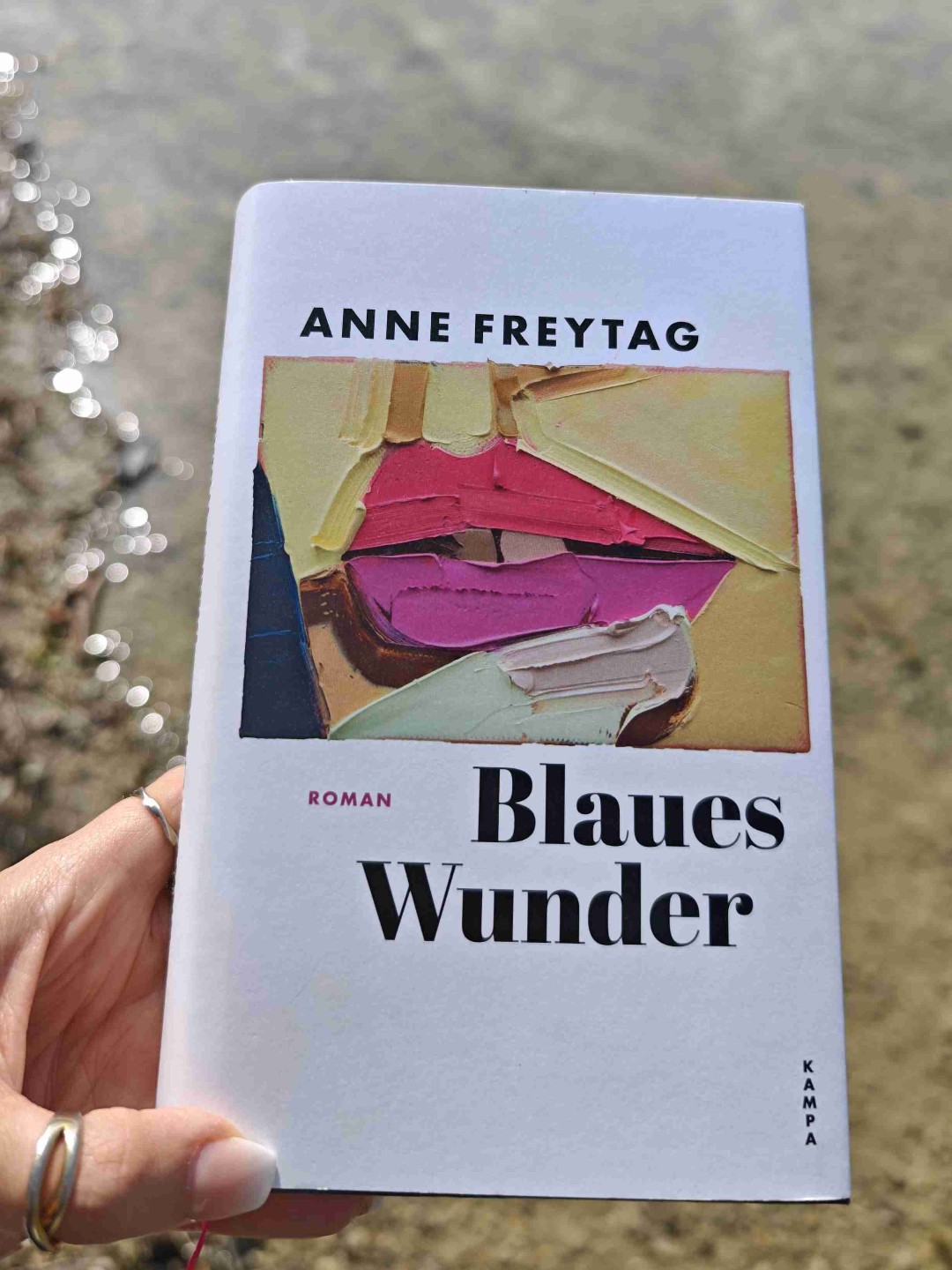 "Es heißt, Frauen seien manipulativ. Ich glaube, das müssen sie sein. So wie Wasser Stein nach und nach erwischt und aushöhlt, schlicht weil ihm die Kraft fehlt, ihn einfach zu zerschlagen."