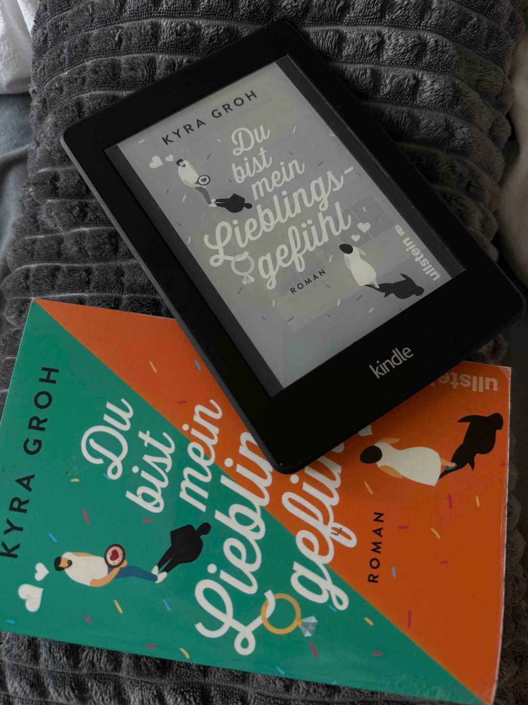 Die Geschichte von Nela und Max war sehr schön zu lesen. Mal wieder super humorvoll geschrieben, wie man es von Kyra Groh gewohnt ist. Für mich waren die Kapitel jedoch etwas zu lang & auch das Missverständnis hat sich für mich zu lange gezogen. Dennoch eine schöne love story 💻💿❤️