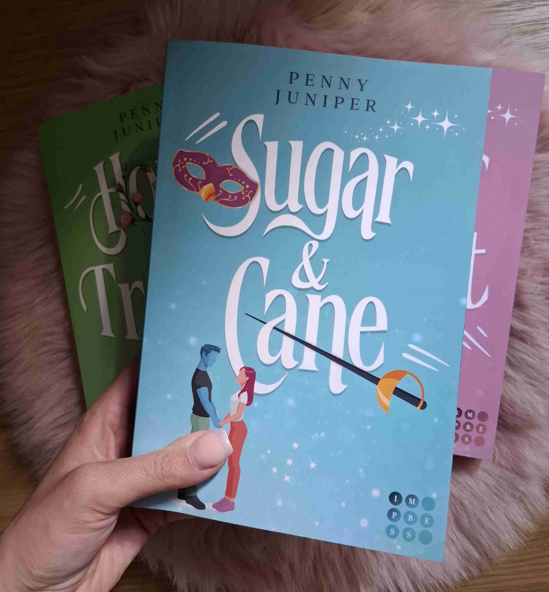 Sugar&Cane 
Waren für mich der beste Teil der Triologie. 
Wahrscheinlich schon alleine wegen den Professor-Studentin Ding.
Ich fand den schreibstill toll und es ließ sich so bequem lesen.
Was ein tolles Leseerlebnis geschaffen hat. 
