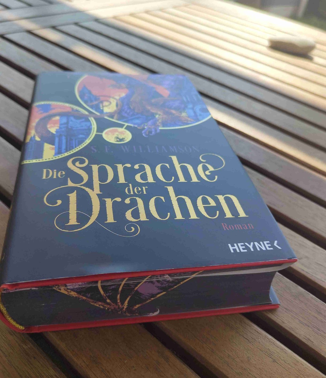 Ein gutes Buch 👍🏻
Spannung 👍🏻👍🏻👍🏻
Ein absurde Empfehlenswert
Ich liebe das Buch konne es teilweise noch aus dem Hände legen.