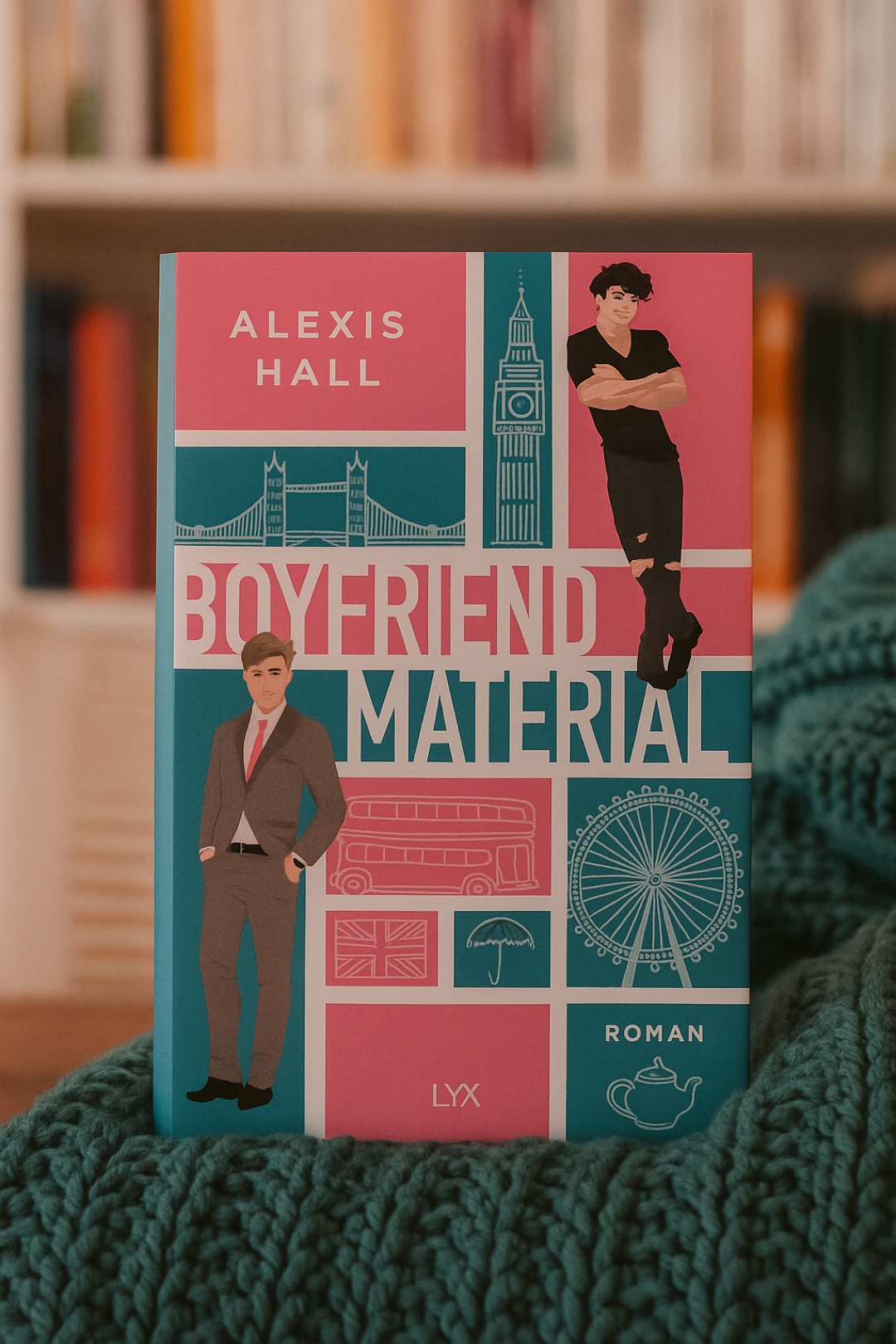 Boyfriend Material war meine erste queere Romance – und ich bin begeistert! Der Fake-Dating-Trope wurde hier mit viel Witz und Herz umgesetzt. Luc war stellenweise etwas anstrengend. Die Chemie zwischen ihm und Oliver hat mich durchweg mitfiebern lassen. Absolute Leseempfehlung für alle, die charmante, etwas chaotische Liebesgeschichten mögen.