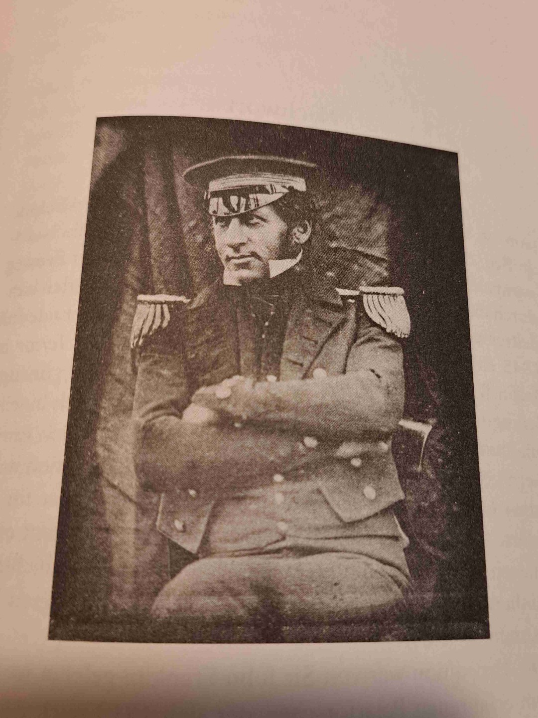 Eine wunderbares Buch mit Geschichtsanteil, Liebesbeziehung und ein wenig Krimi.
Besonders interessanter wurde es, als ich herausgefunden habe (eimal kurz gegoogelt), dass der Hauptprotagonist Graham Gore wirklich existiert hat. Das hat der Story gleich noch einen anderen Touch verliehen und mich berührt 😊