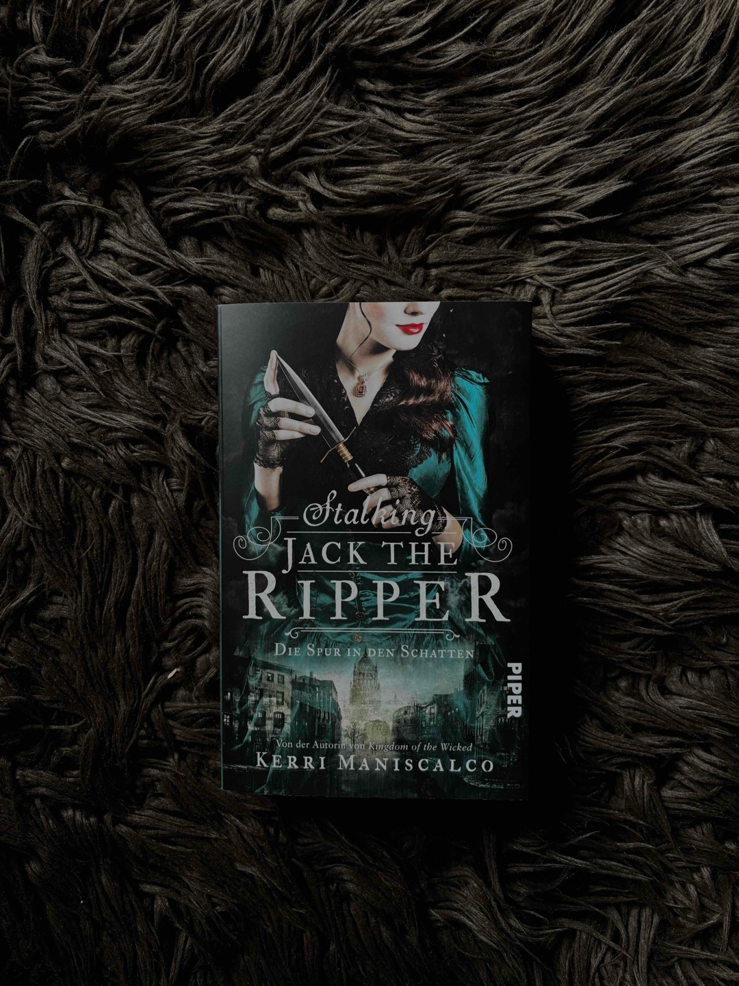 Irgendwie eine Mischung aus Bridgerton und Sherlock Holmes. Es war einfach wirklich entzückend 🥹 die Love Story ist einfach zum kichern 🤭 