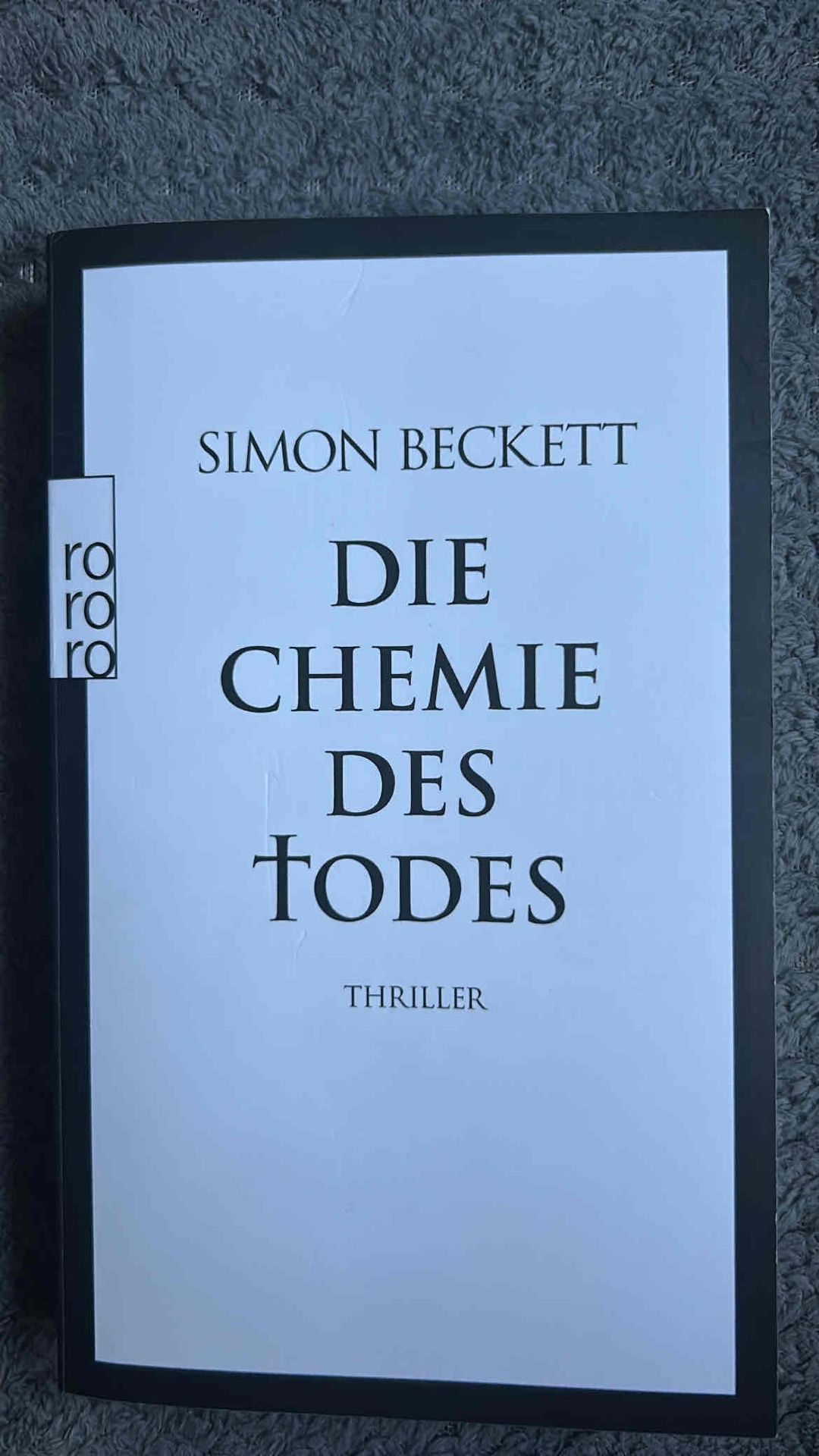 ,,Die Welt ist voller Menschen, die nicht glauben wollen, dass jemand, den sie kennen, ein Mörder sein könnte. Zum ersten Mal fragte ich mich, ob ich einer von diesen Menschen war.‘‘