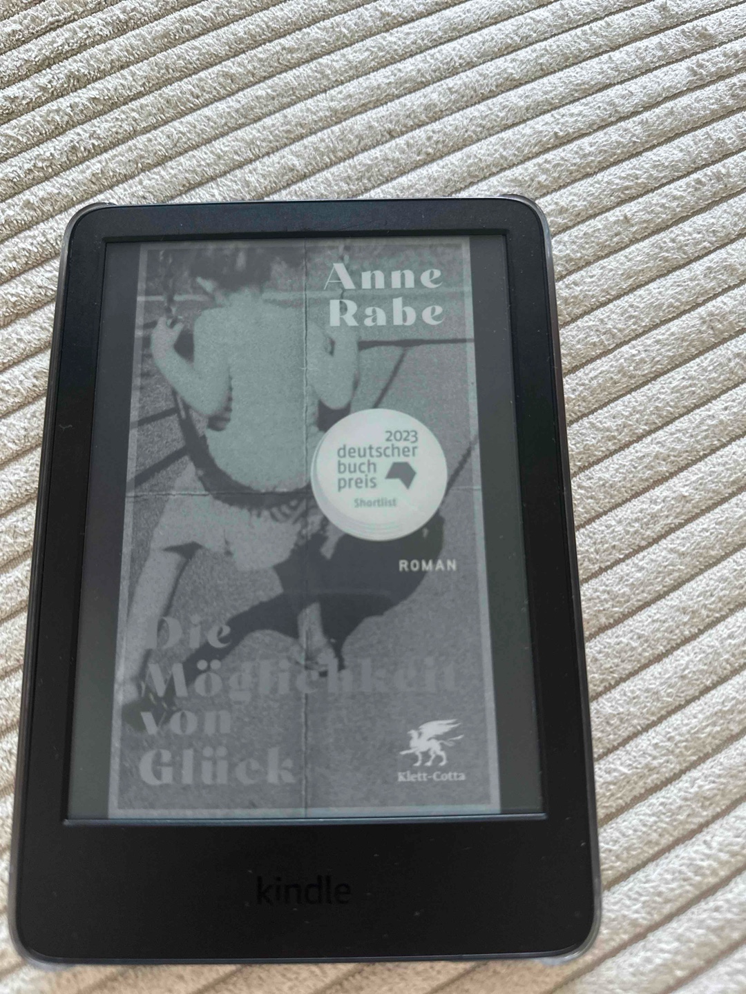 Das Buch hat mich bewegt. Eine Außeinandersetzung mit seiner eigenen Vergangenheit, das seiner Eltern und Großeltern. 
