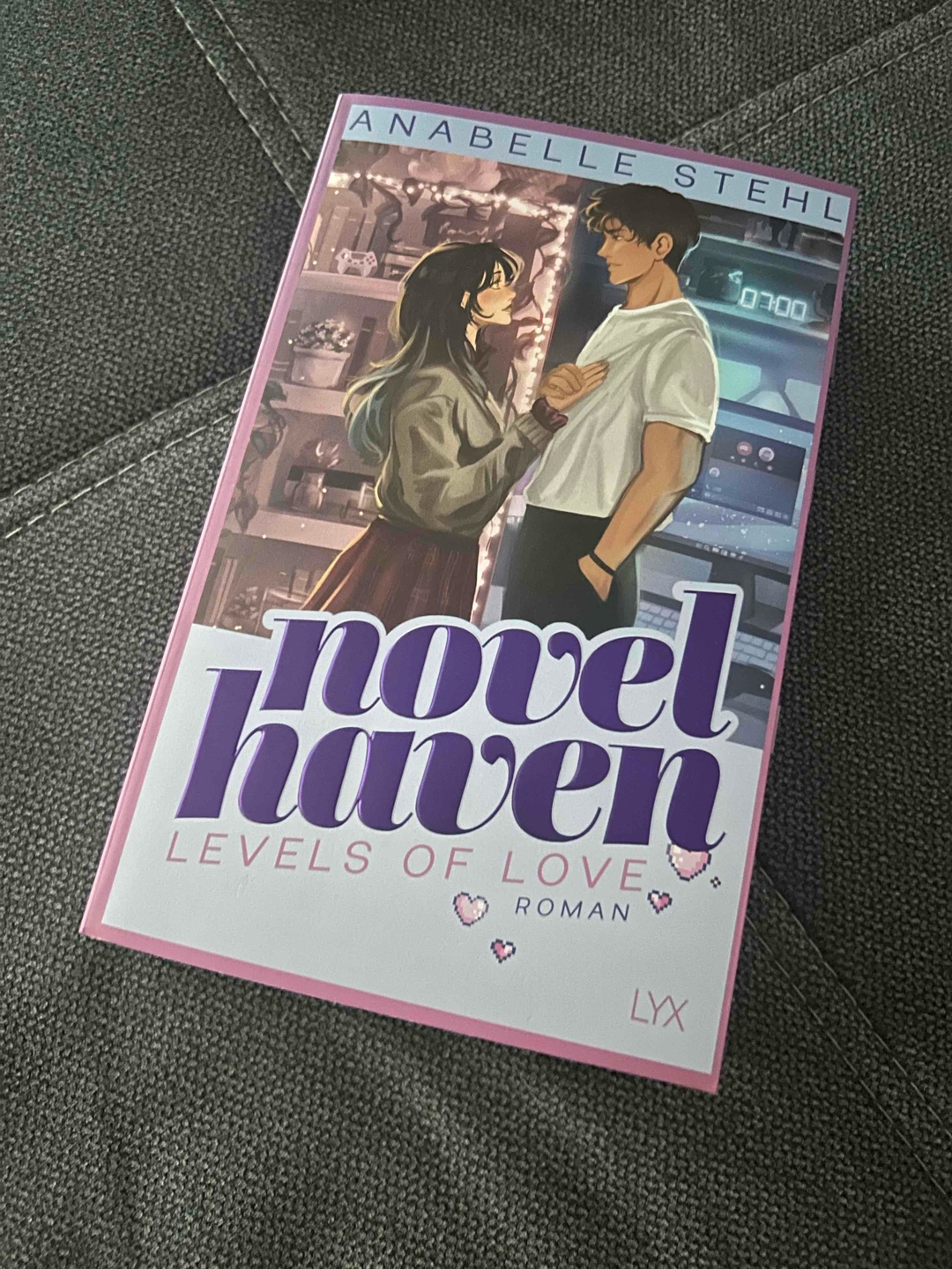 Ich lese normalerweise Dark Romance oder Thriller – umso mehr hat mich überrascht, wie sehr mich Haven berührt hat. Die Geschichte war emotional, spannend und hat mich total abgeholt.
Luca war für mich das Highlight – tiefgründig, empathisch und echt. Auch die Entwicklung von Sophia fand ich stark. Und Laras Geschichte hat mich besonders bewegt, weil ich selbst an einem Trauma leide.
Anabelle Stehl schreibt unglaublich schön. Ich war sofort drin – und bin dankbar für dieses Buch.
Wenn du Gaming, emotionale Tiefe und heilende Geschichten magst: lies es!