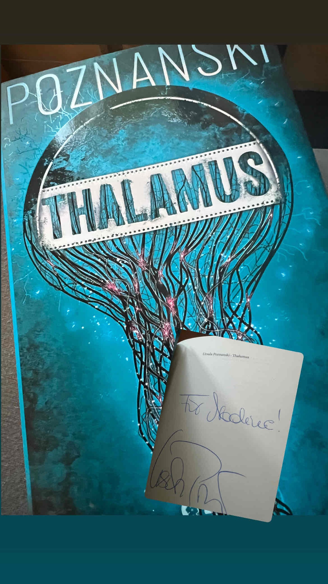 Wenn man ein Buch aus seinem SuB zieht, es liest und sich dann fragt, warum es da so lange gelegen hat…🌚😅