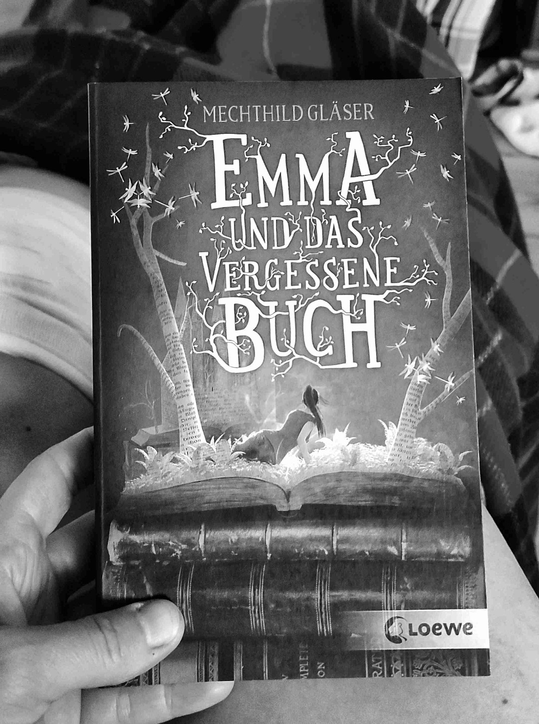 Das Buch fand ich richtig toll! Ein schöner Schreibstil, eine schöne Geschichte, bissl was fürs Herz und irgendwie genau mein Ding. OK, mit 15 / 16 hätte ich besser in die Reihe der Leser gepasst, aber auch mit 41 hat es mir unglaublich gut gefallen. 😍
Ich denke, das war nicht mein letztes Buch von Mechthild Gläser. Und ich werde die Autorin definitiv der Tochter meiner Freundin und meiner Tochter empfehlen.