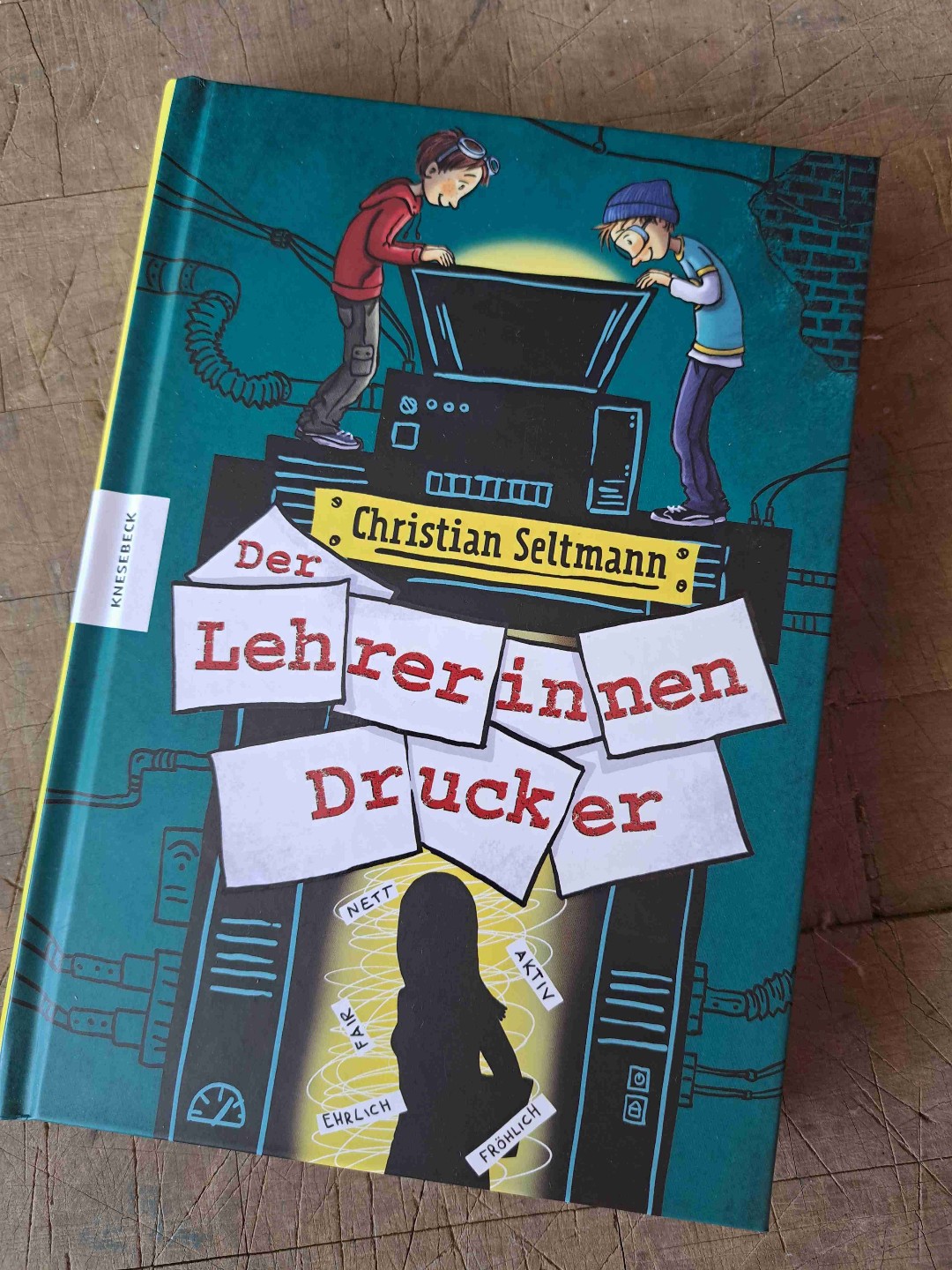 Witzige Idee mit interessanten Denkanstößen - Was macht einen Menschen aus? Was ist eine KI und wo bekommt man bitte gute Lehrerinnen und Lehrer her?