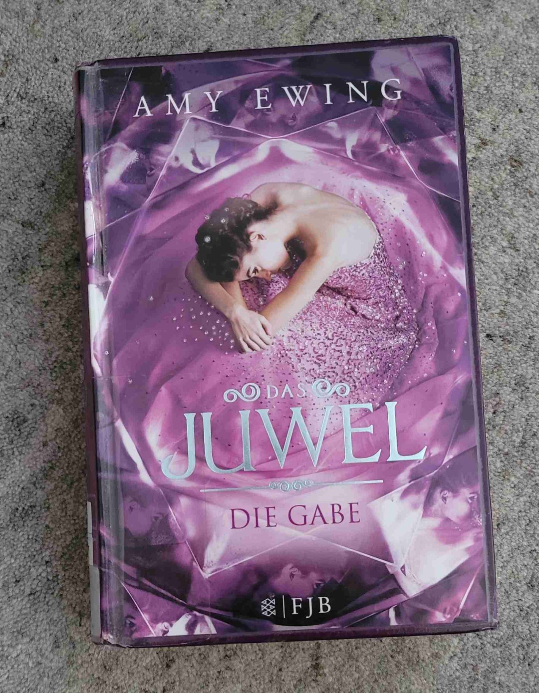 Eine fesselnde Dystopie mit royalen Intrigen, starker Heldin und emotionaler Tiefe 💎👑
Violet überzeugt mit Mut und Cleverness, die Story erinnert an Selection & Der Report der Magd – spannend bis zur letzten Seite! 😍📖✨