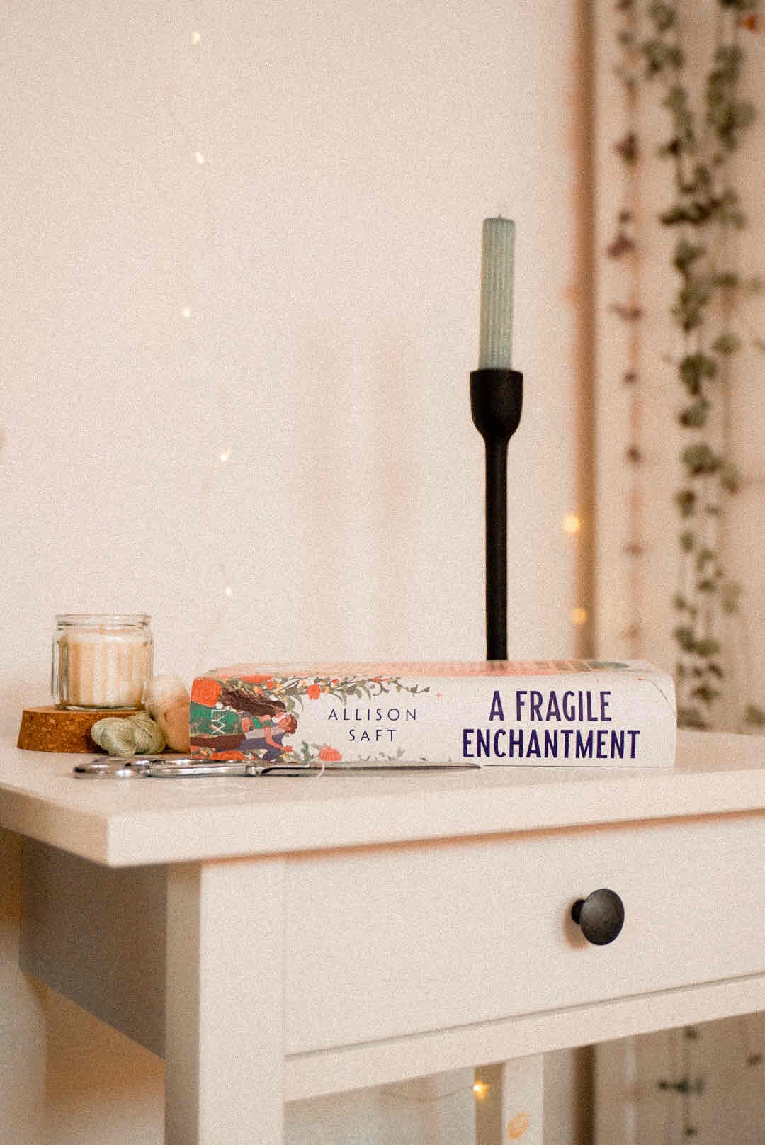 A Fragile Enchantment ist ein Buch, das äußerlich wunderschön ist und ein vielversprechendes Konzept bietet – mich inhaltlich aber leider nicht überzeugen konnte.